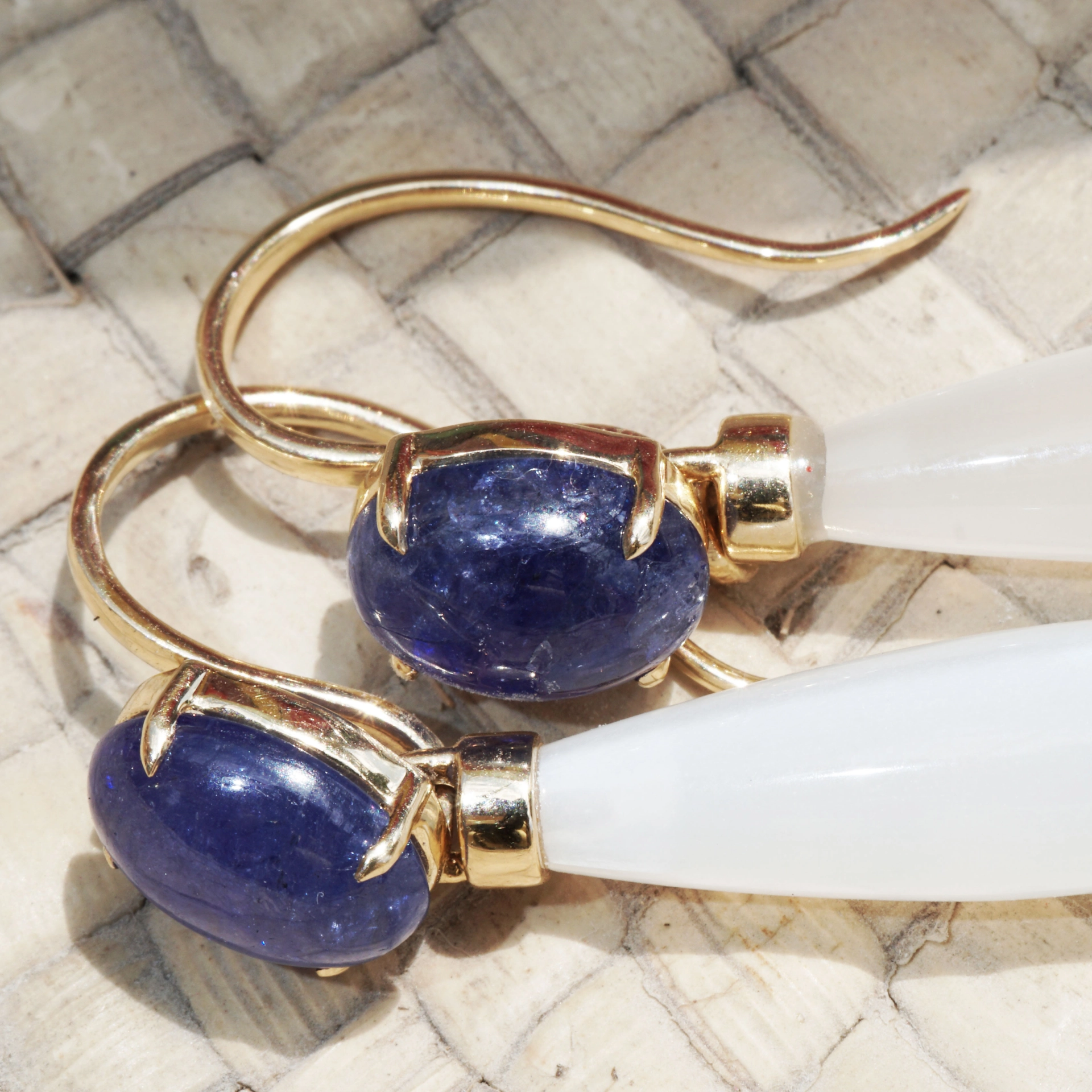 Moonstone Tanzanite Earrings 18 kt Yellowgold...natural Colors...wonderful Combination