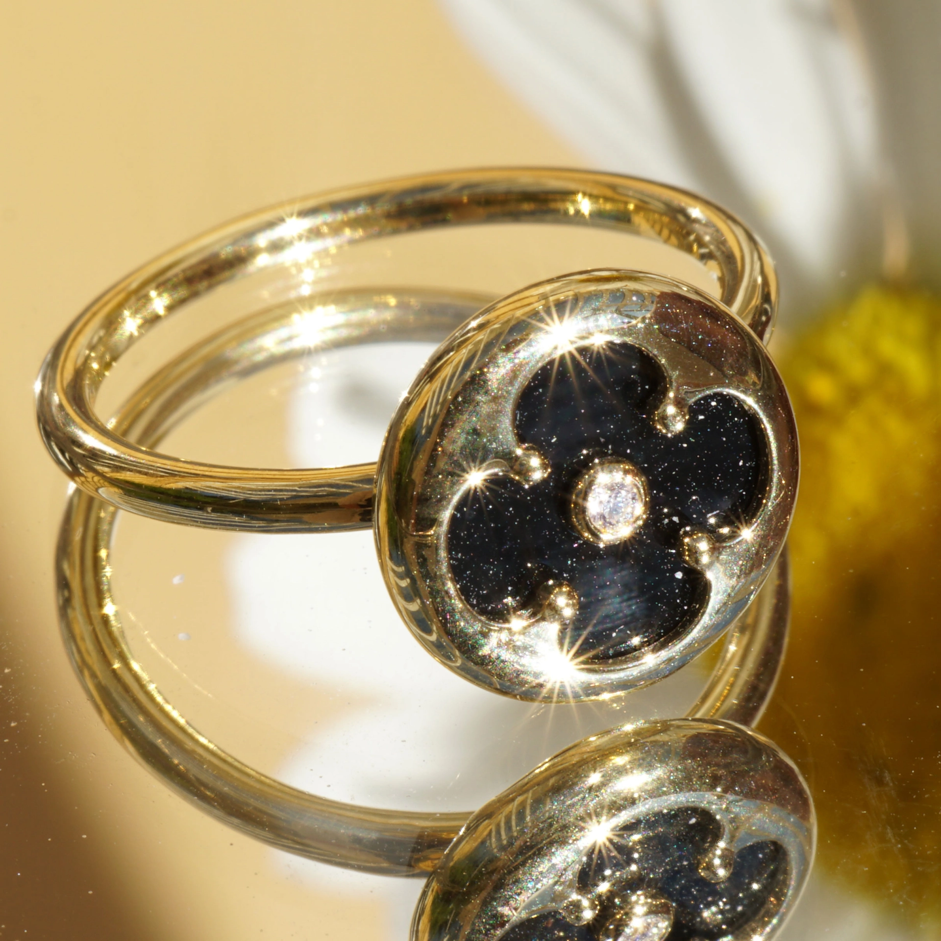 Kleeblatt Ring mit Onyx und Brillant 750er Gelbgold angefertigt in unserem Traditionsbetrieb