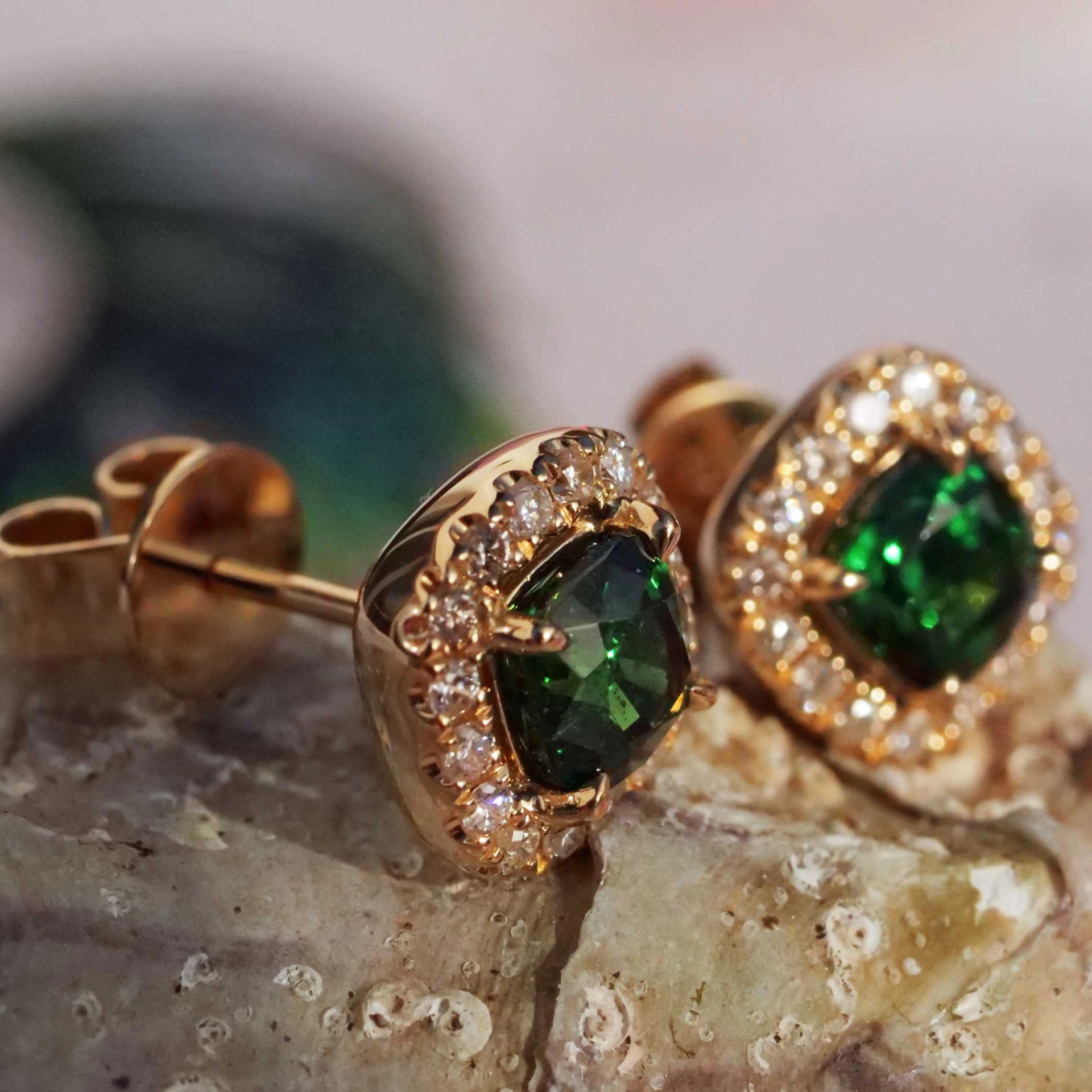 Tsavorith Brilliant Earstuds 18 kt Yellow Gold 1.42 ct 0.25 ct...what a amazing Color