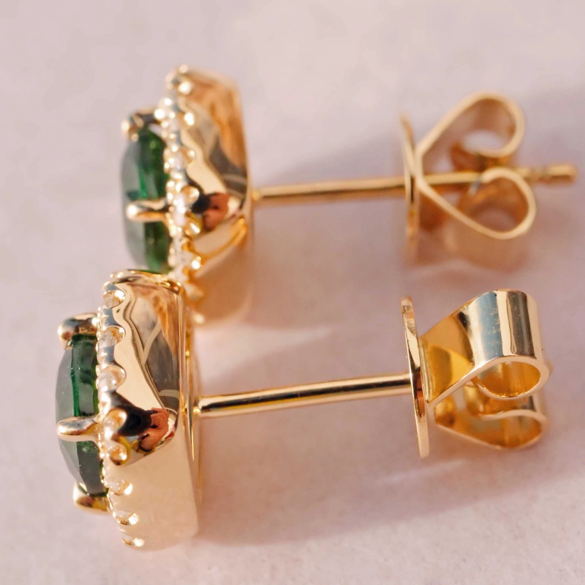 Tsavorith Brilliant Earstuds 18 kt Yellow Gold 1.42 ct 0.25 ct...what a amazing Color