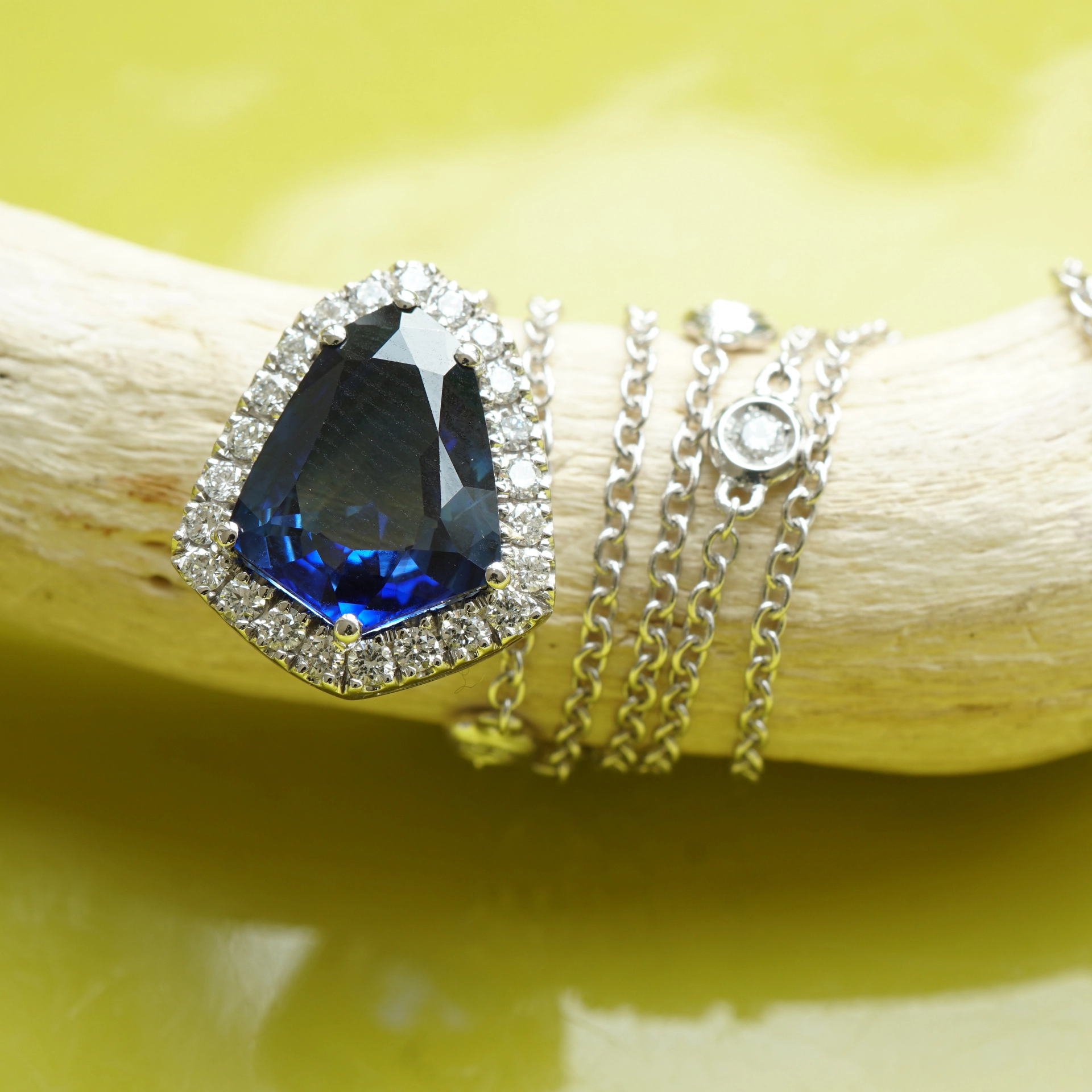 Saphire Diamond Necklace made in Italy.....AAA+ Best Quality 18 kt Whitegold