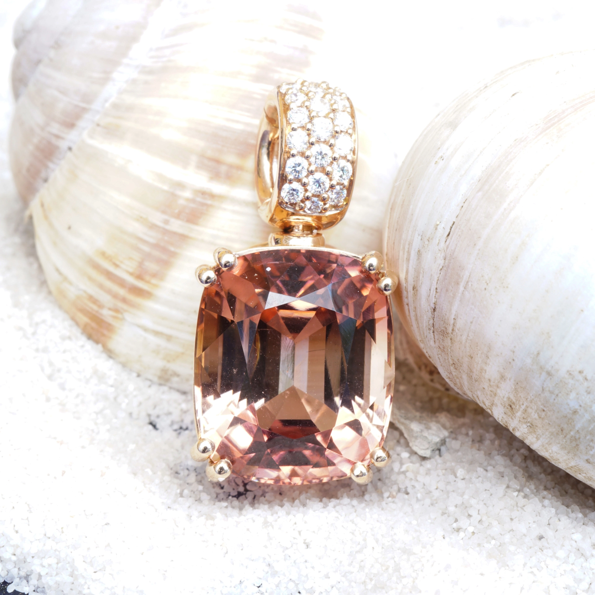 Tourmaline Brilliant Pendant in 750 Rose gold Sunset Beach Color 9.85 ct Africa/Congo