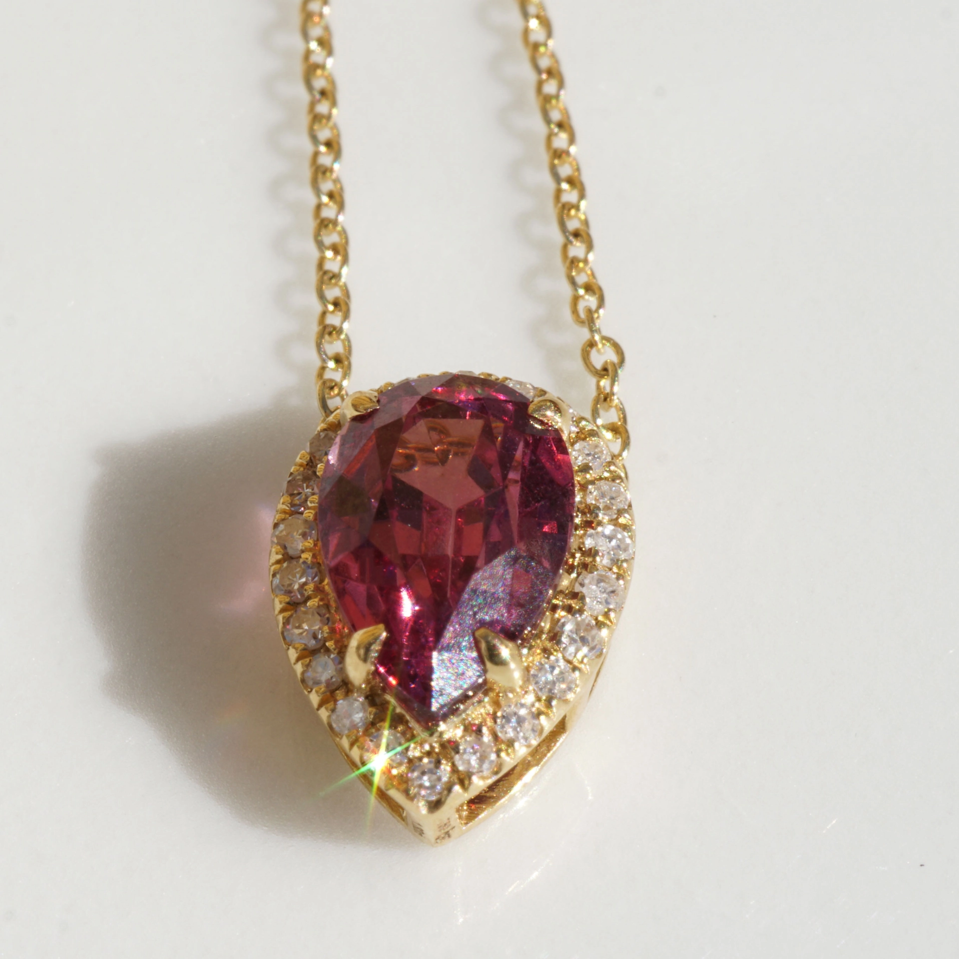 Malaya Garnet Brilliant Pendant 750 Yellow Gold...from Madagascar