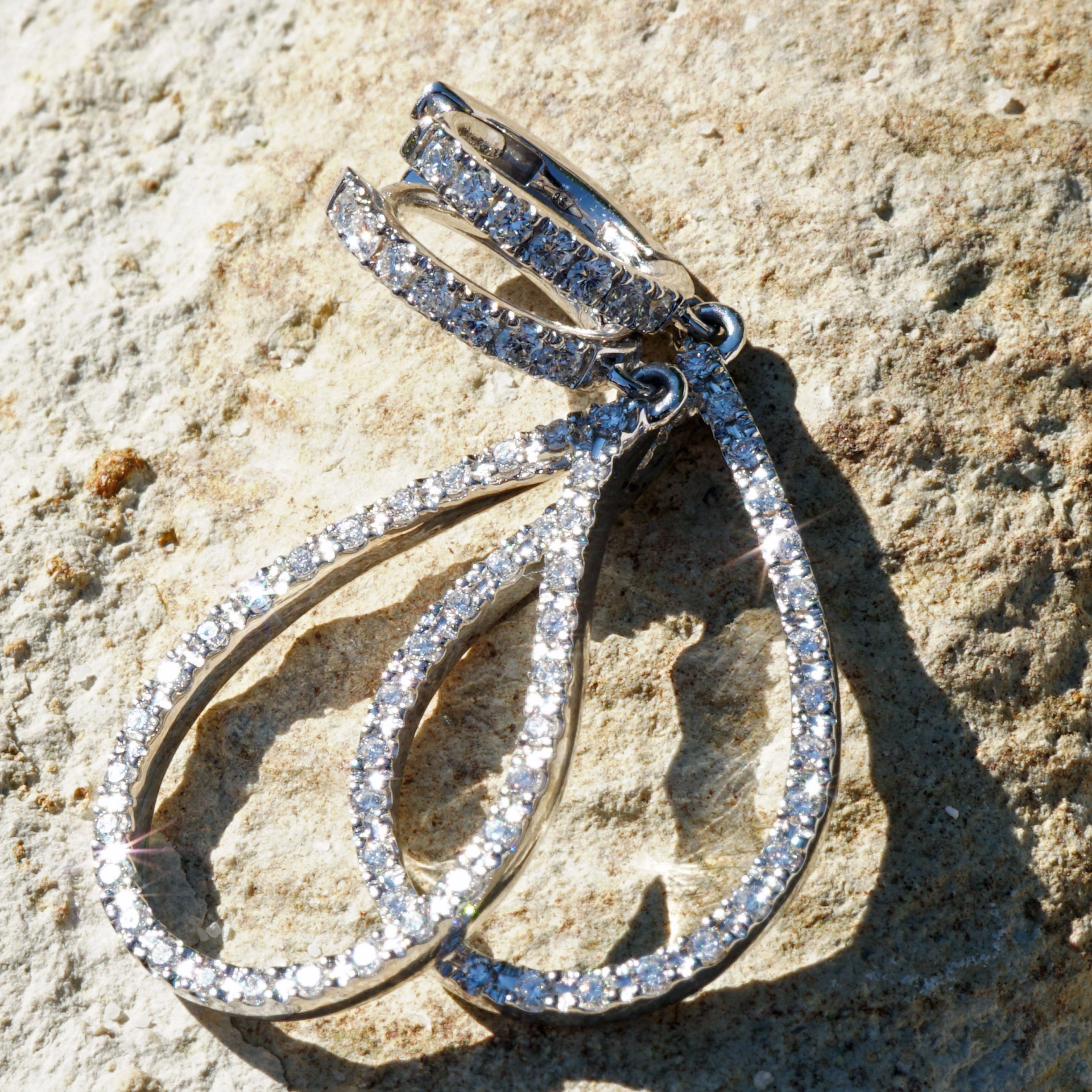 Earrings perfectly set in 750 white gold with fullcut diamonds 0.48 ct TW VS