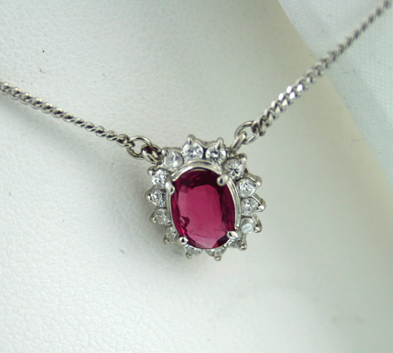 Rubin Brillant Collier in Platin 0.61 ct  0.23 ct