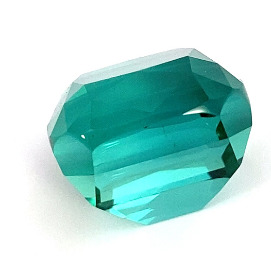 grün-blauer Turmalin-weisser hintergrund