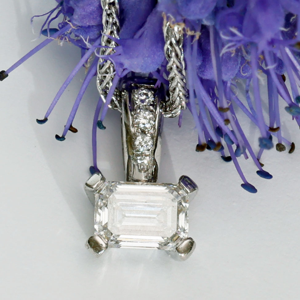 Emeraldcut Diamond Pendant with Chain 0.525 ct F VS2 Silhouette Bentner GIA Certificate 750 White Gold