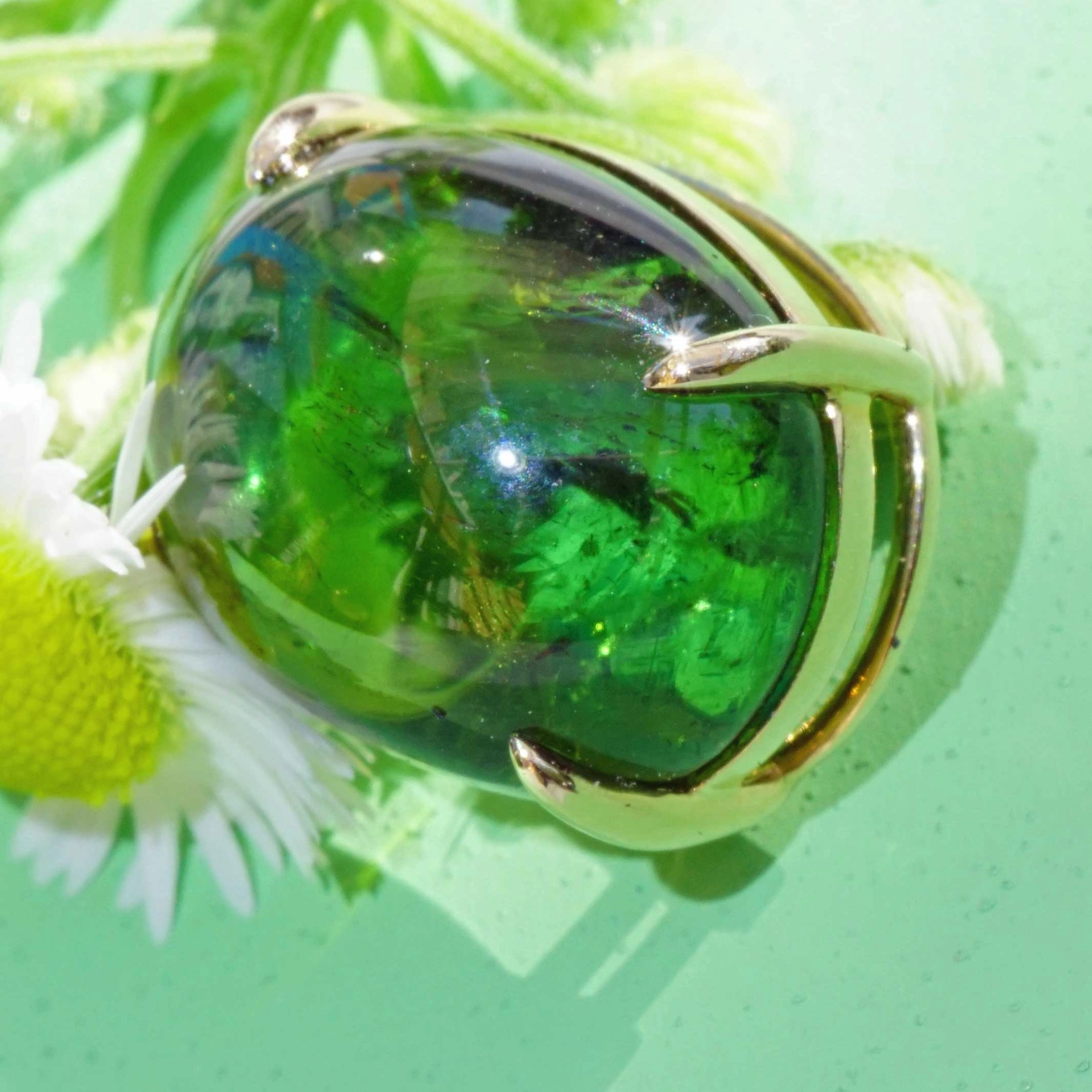 Turmalin Pendant with incredible luminosity 18 kt Yellow Gold green Power