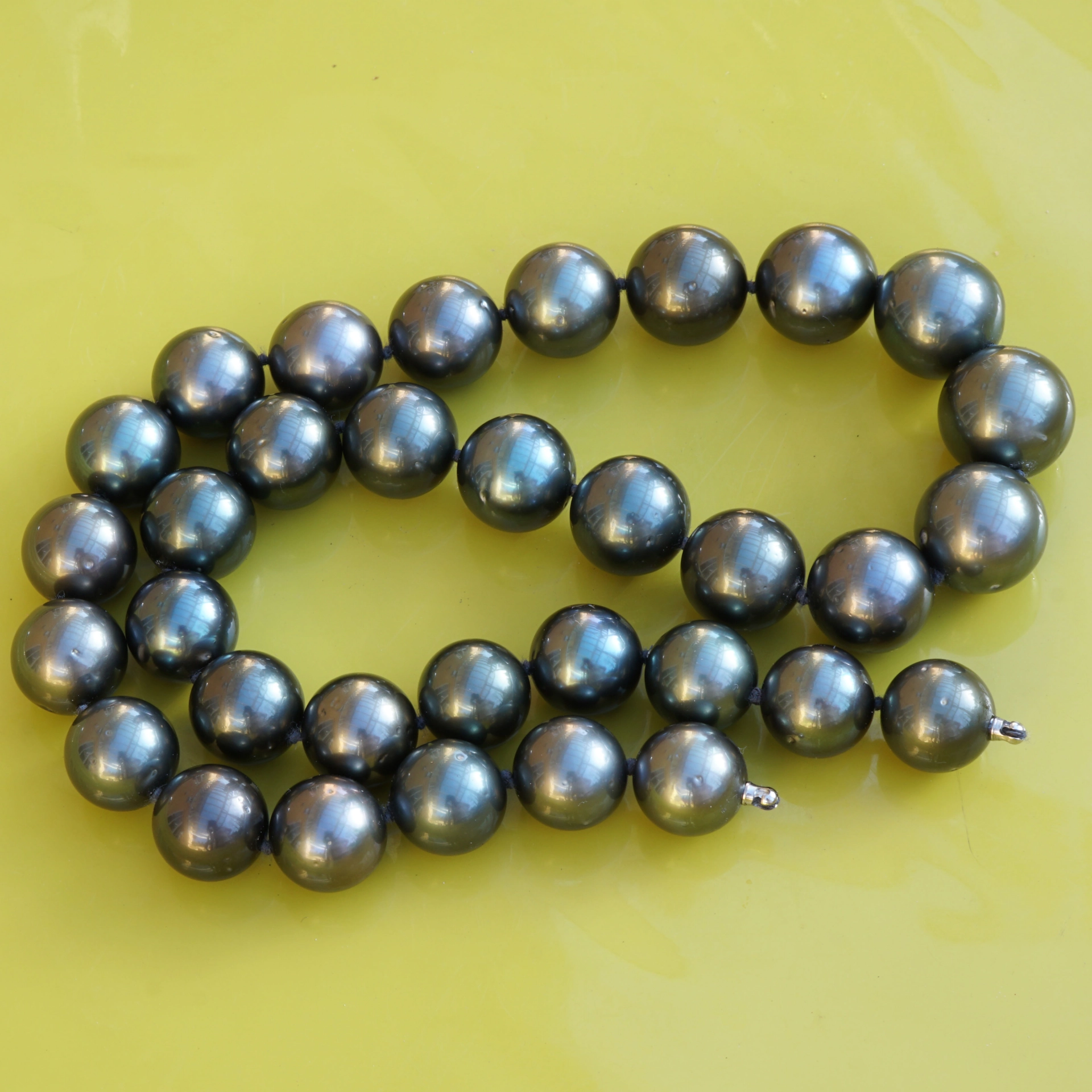 Round Tahitian cultured Pearl Necklace in black-dark anthracite AAA+ 8-10,8mm