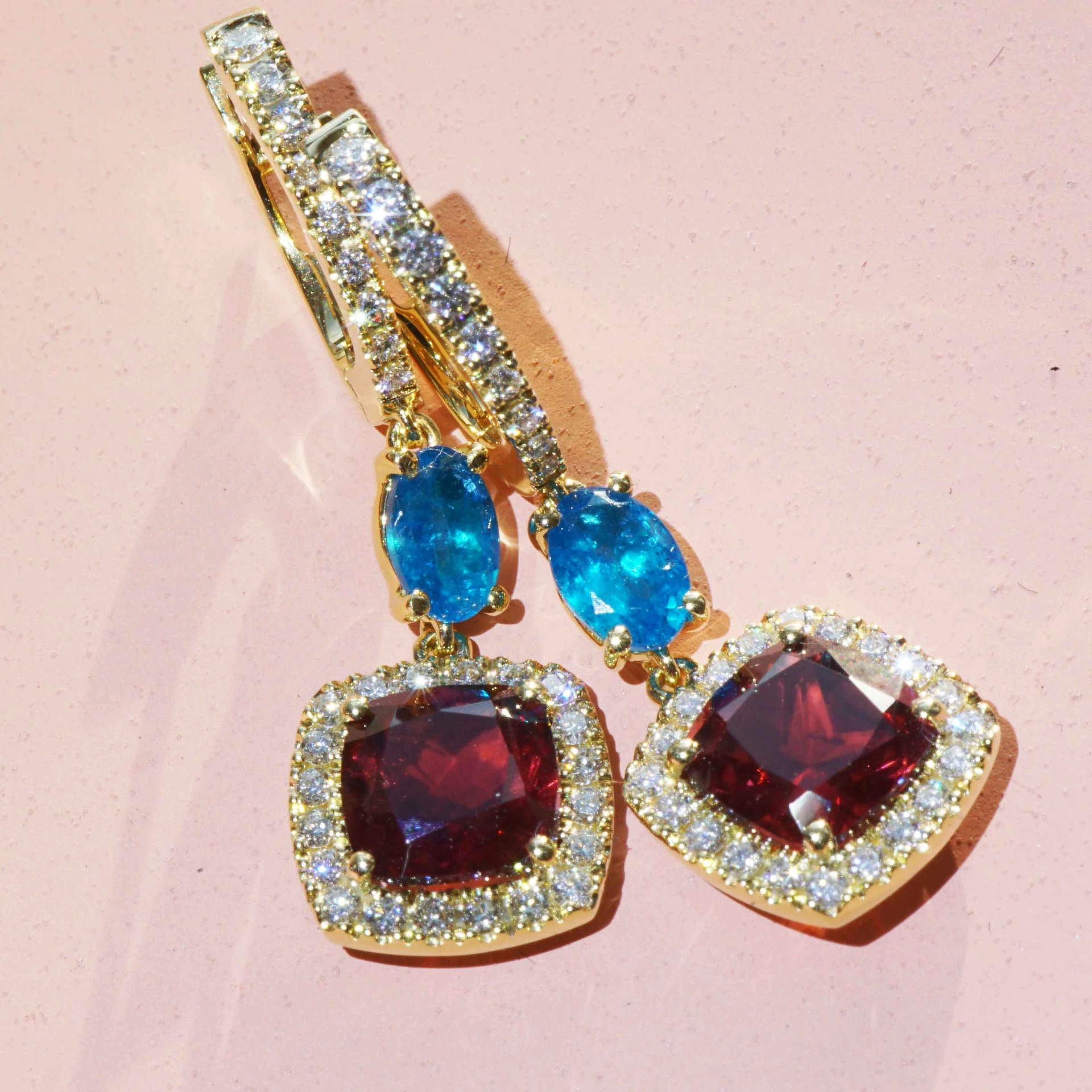 Neon blue paraibacolored Apatite and deepred Garnet Earrings 18 kt Jewellery 