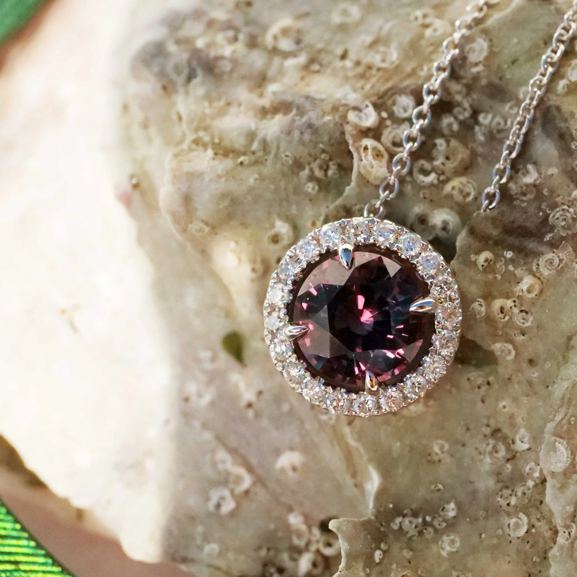 Spinel Brilliant Pendant 1.50 ct 0.14 ct TW VS..natural Color pink-violet-aubergine 18kt White Gold