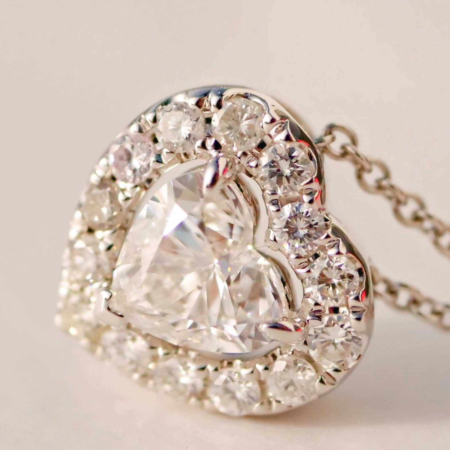 Heart full cut brilliant approx. 0.70 ct, F (very fine white) / SI1(small inclusions) with GIA report