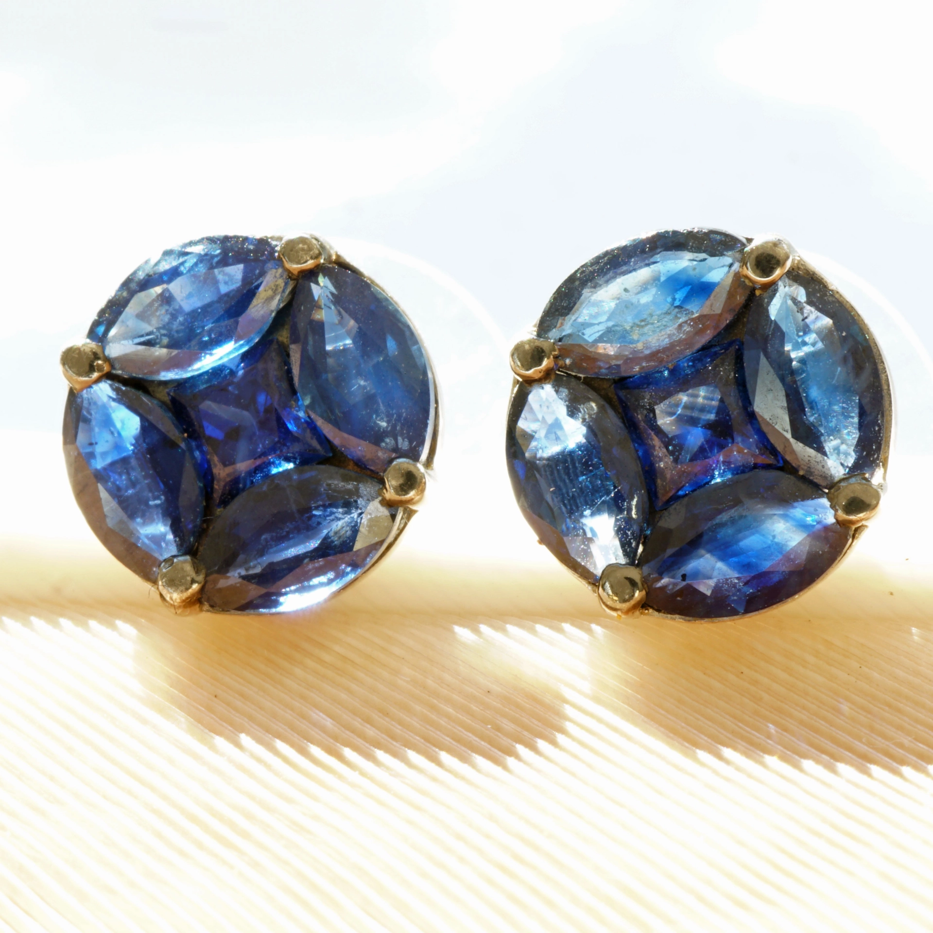 Sapphire Earsticks 3.70 ct 18kt Whitegold 10 mm Diameter...what a color!