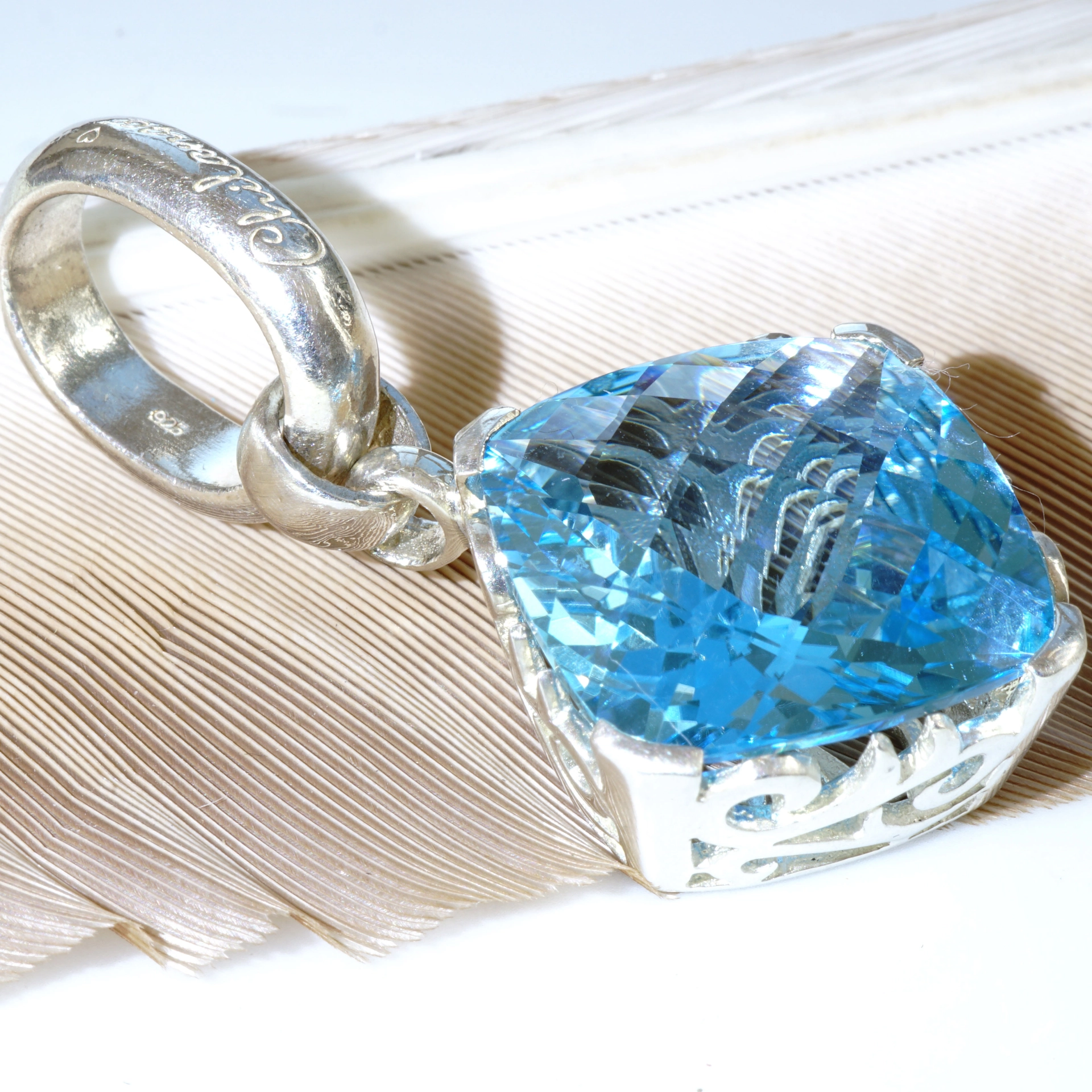 Chilango pendant Sky Topaz Flower 925 silver Prestige Crystal Dreams (treated), signed, with orig. Case