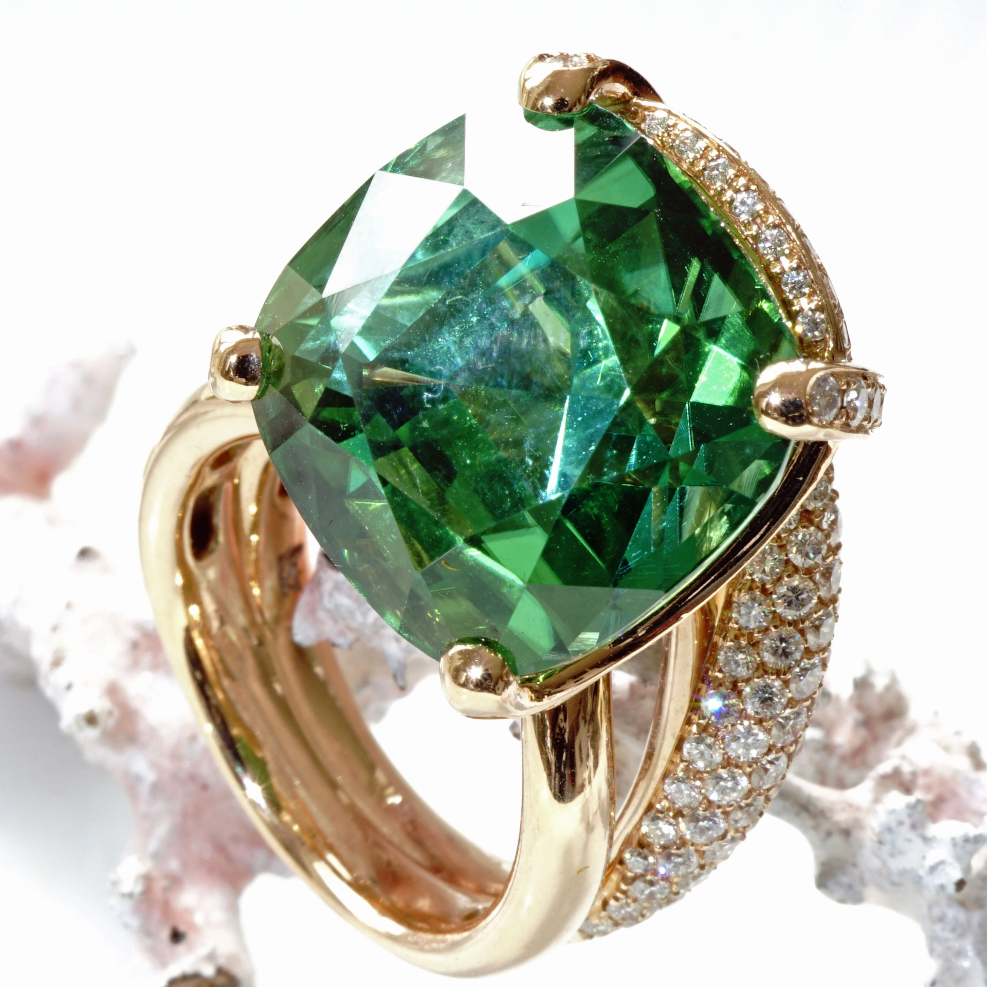 Tourmaline Diamond Ring 18kt Rosegold investment gem 25.15 ct Afghanistan green-bluish loupe clean AAA+ 16 x 16 x 14 mm