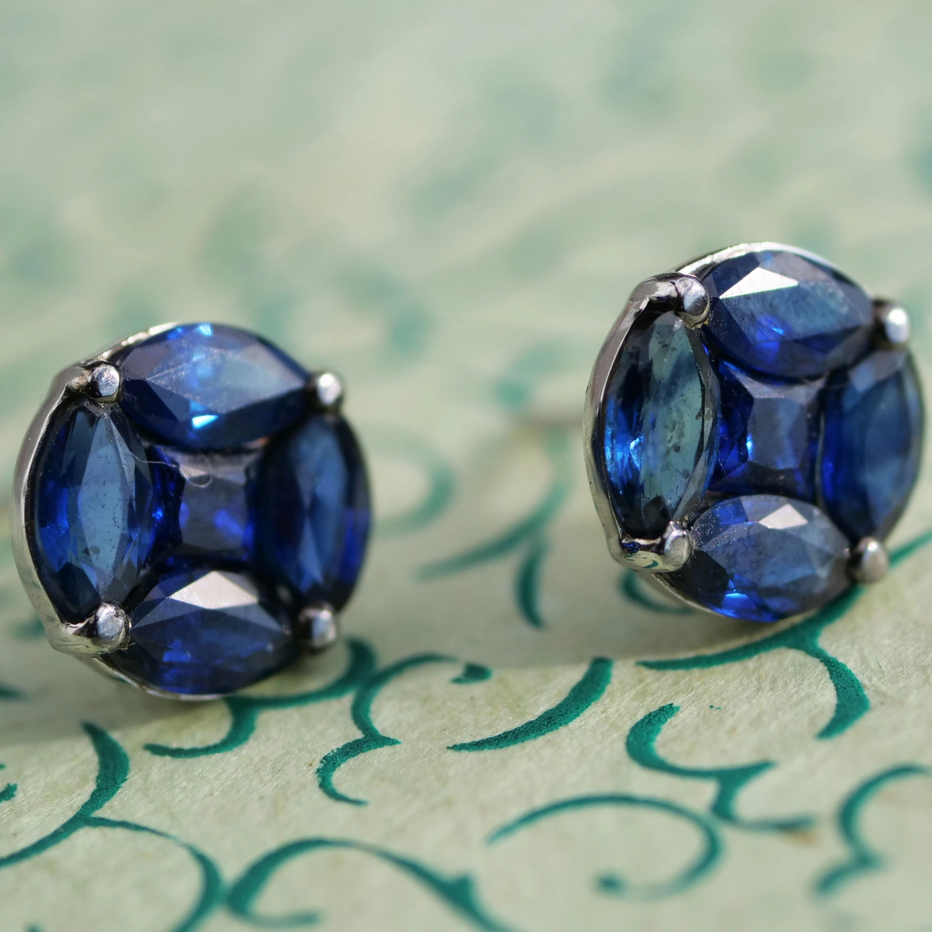 Sapphire Earsticks 3.70 ct 18kt Whitegold 10 mm Diameter...what a color!