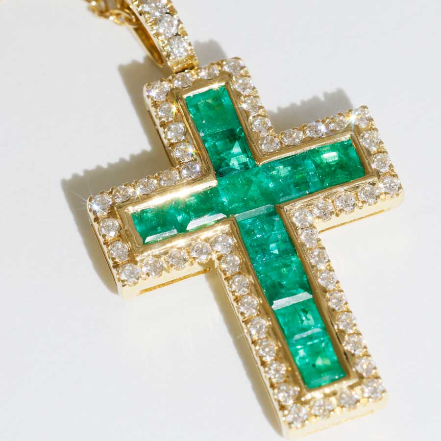 Bright Green AAA+ Panshir Emerald Brilliant Cross with Chain in 750 Yellow Gold - 0.98 ct 0.38 ct TW VS