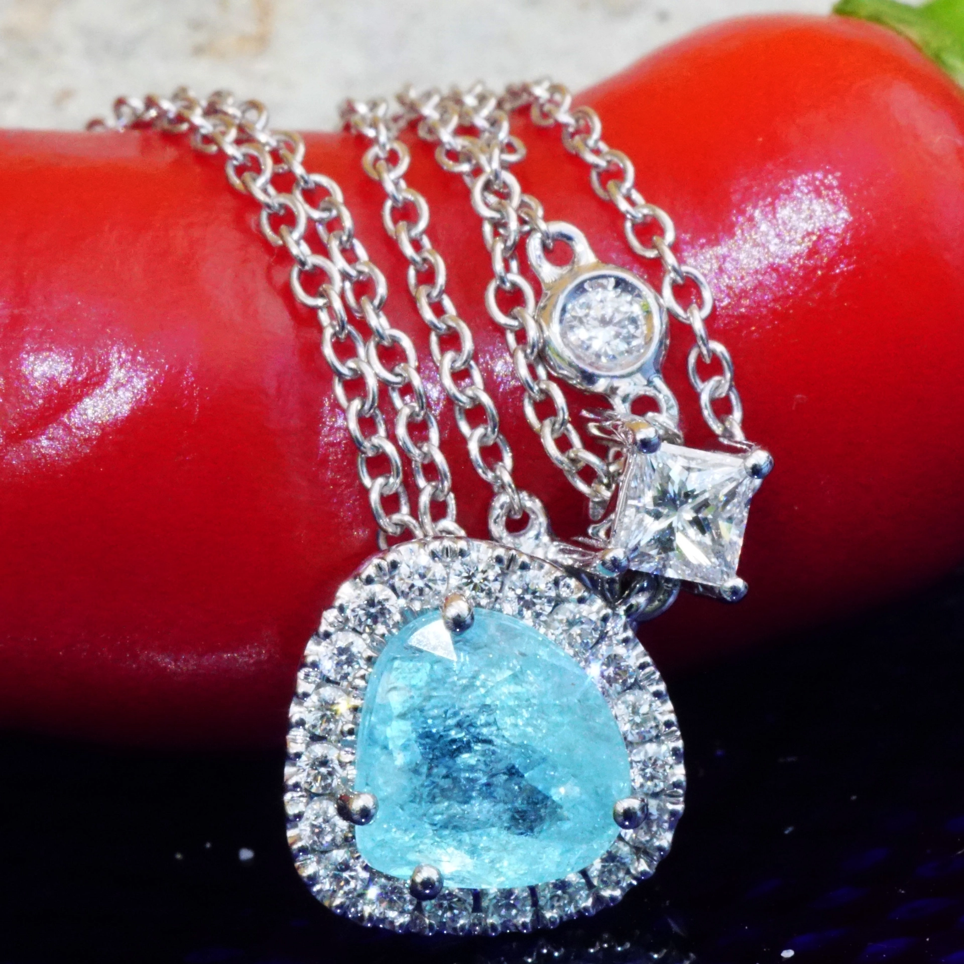 great paraiba turmalin of 128 ct, AAA brilliant. swimmingpool blue-green 18 kt whitegold
