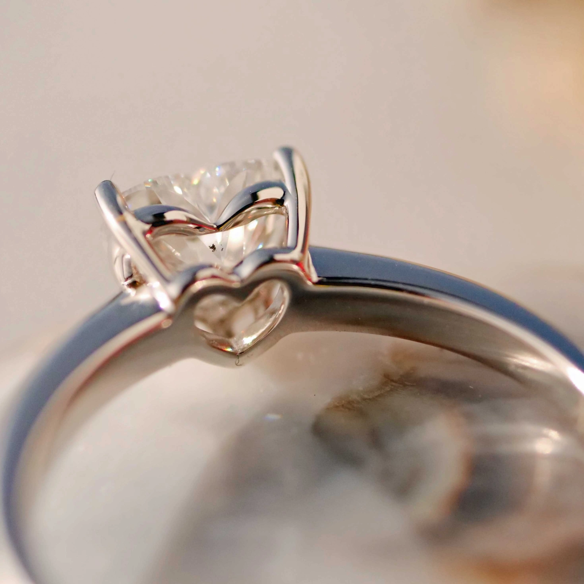 Ring 18 kt WG Heart full cut brilliant approx. 1.00 ct E (very fine white) / SI1(small inclusions) with GIA report