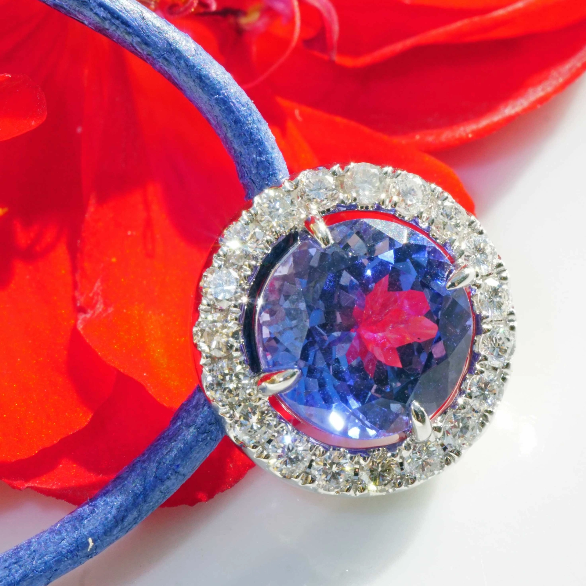 Tansanite Brilliant Pendant 2.86 ct 0.37 ct TW VS..hot blue 18kt White Gold...great Color