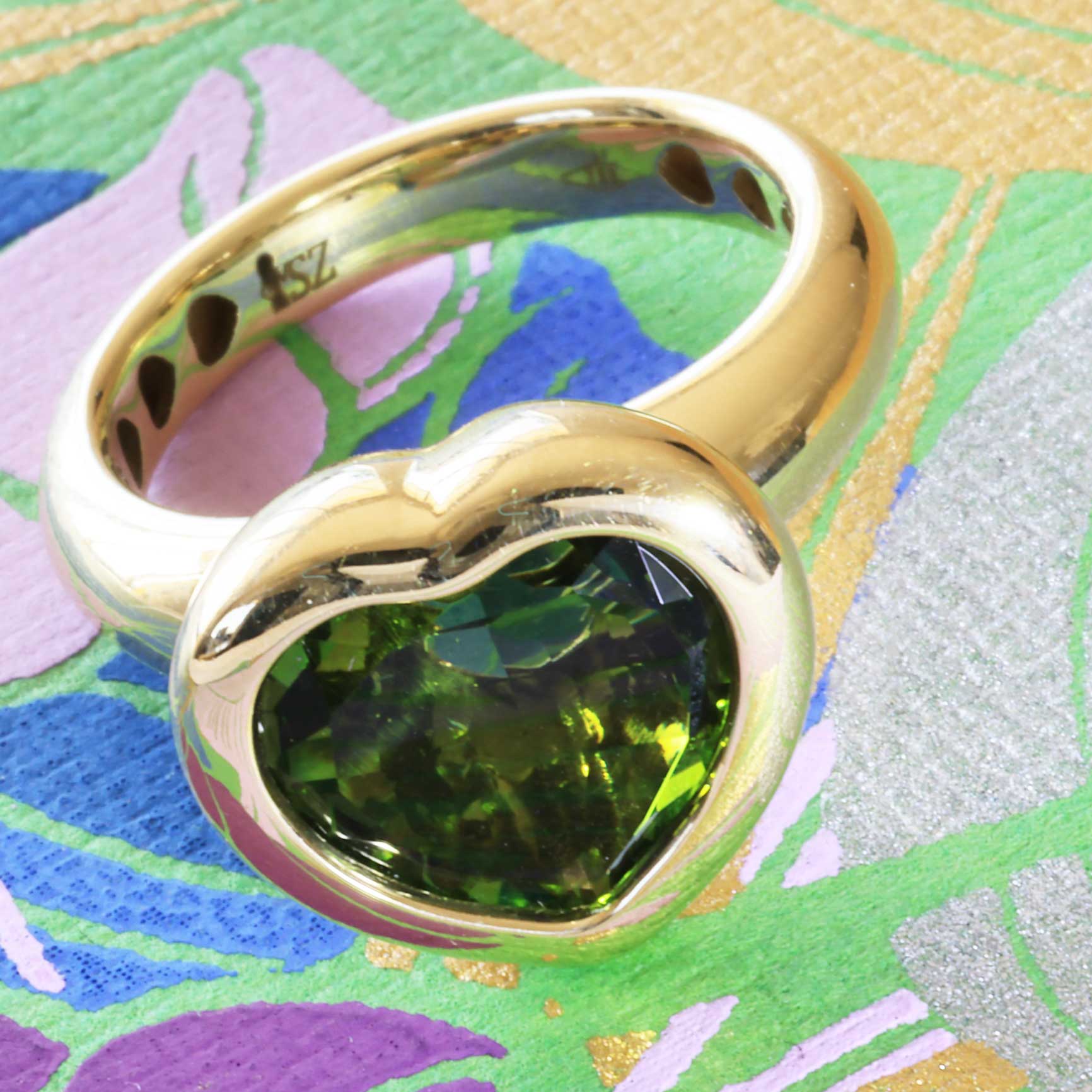 Peridot Heart Ring 750 Yellow Gold made in Valenza... a green modern Heart Ring in solid Gold