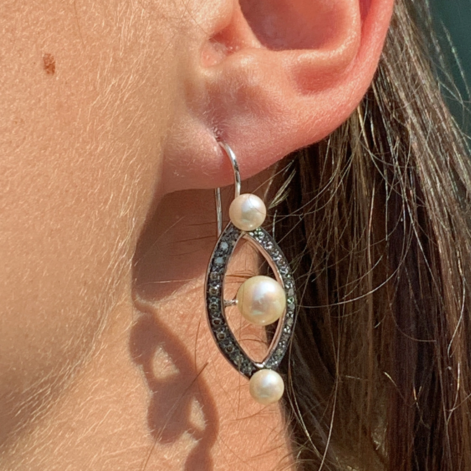 Diamond Pearl Earrings 18 kt Whitegold....Ellipse Revoire