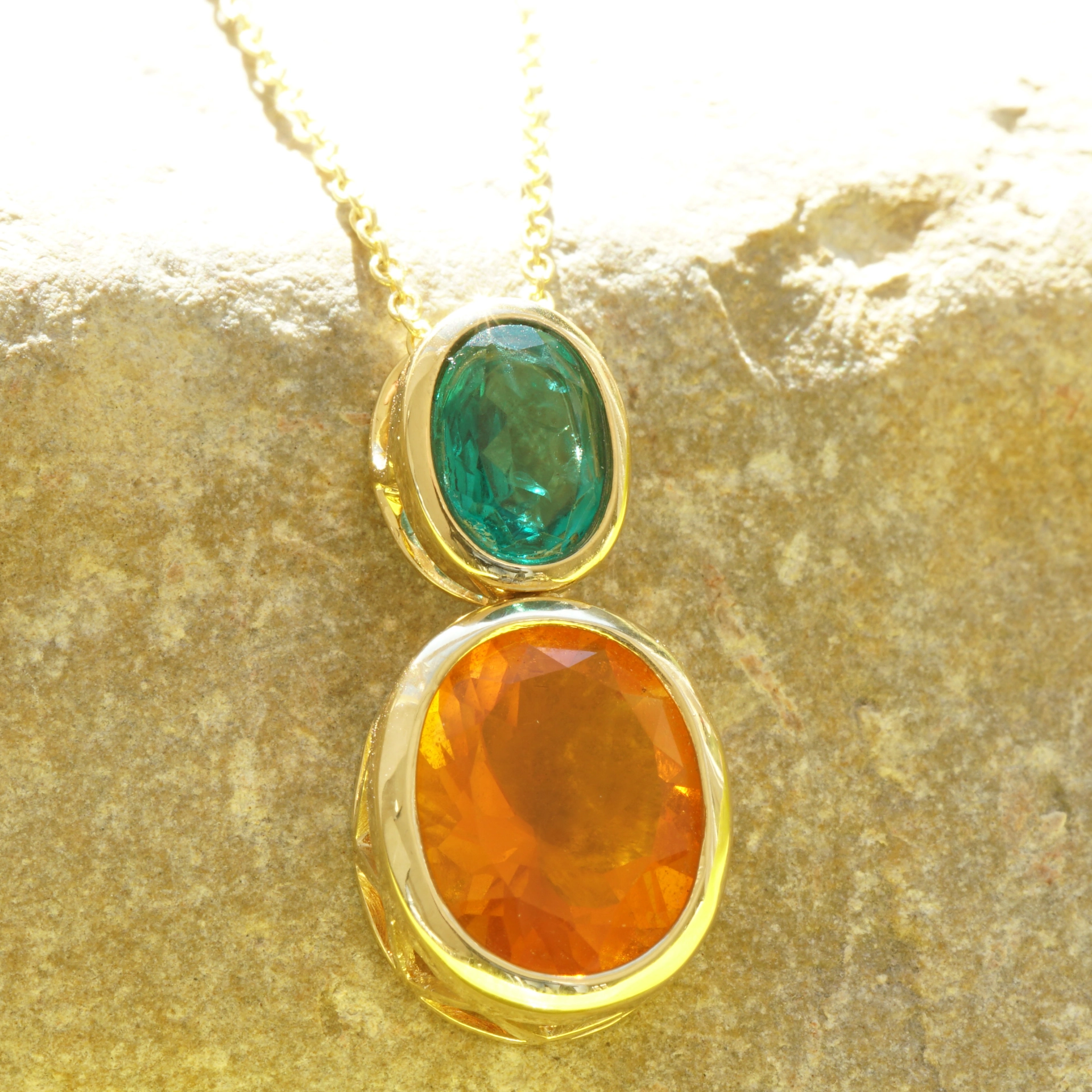 Smaragd Feueropal Anhänger m. Kette 750er Gelbgold 2.24 ct 0.66 ct AAA+