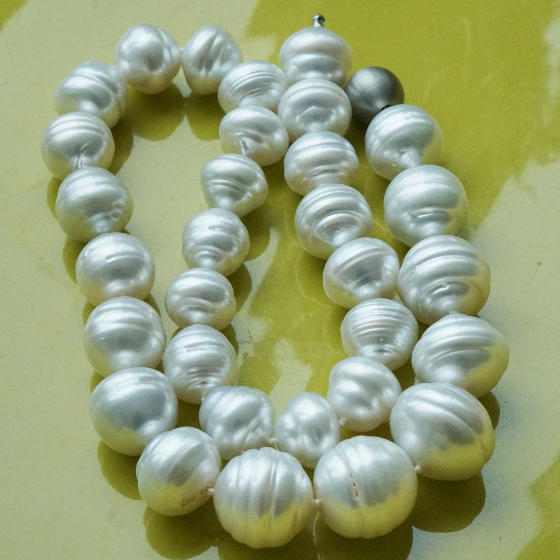 Southsea Pearl Necklace baroque Surface 12,5-18 mm