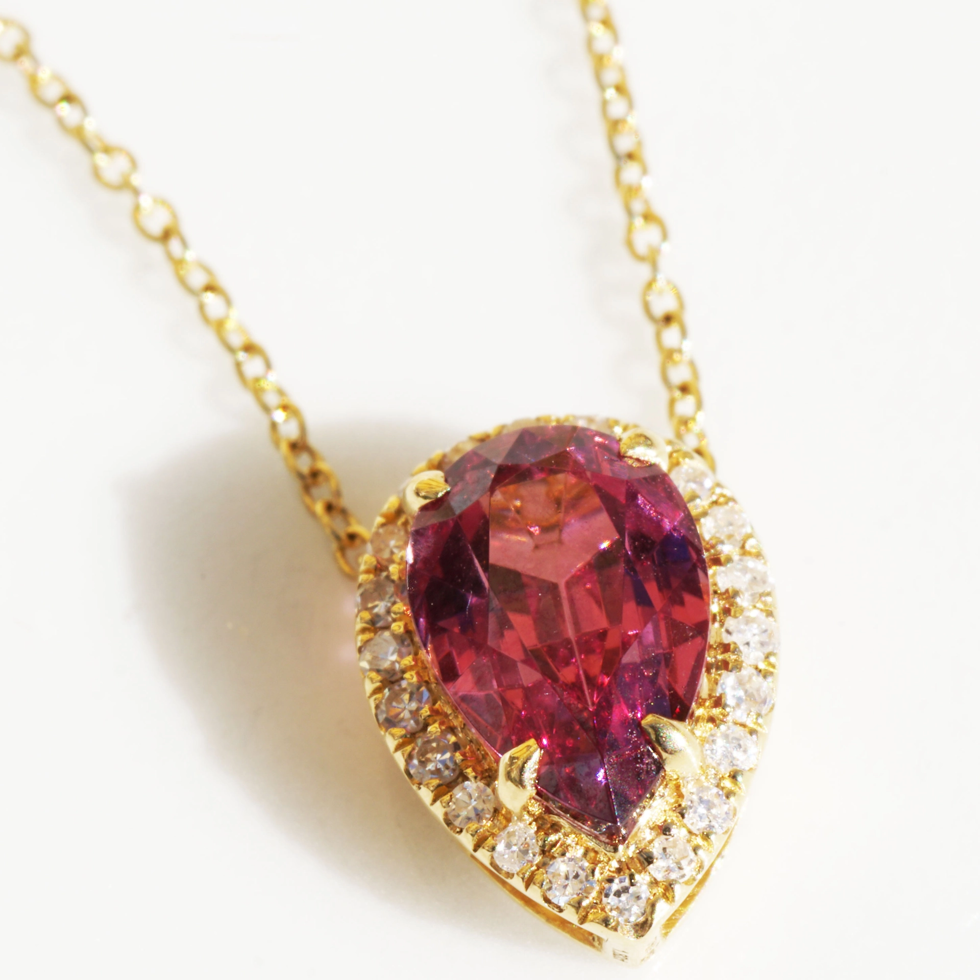 Malaya Garnet Brilliant Pendant 750 Yellow Gold...from Madagascar
