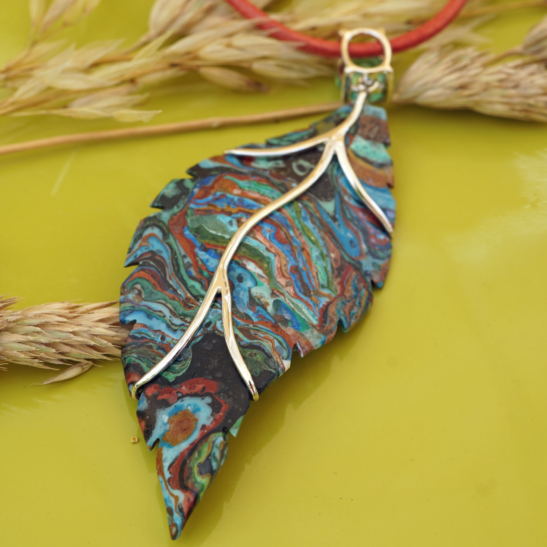 Anhänger Regenbogen Chrysokoll Blatt mit Paraiba Turmalin 750er Weissgold