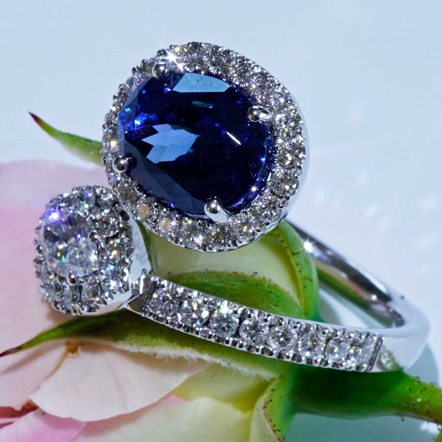 Tanzanite Brilliant Ring 18 kt White Gold Twin Design 1.06 ct with Navette