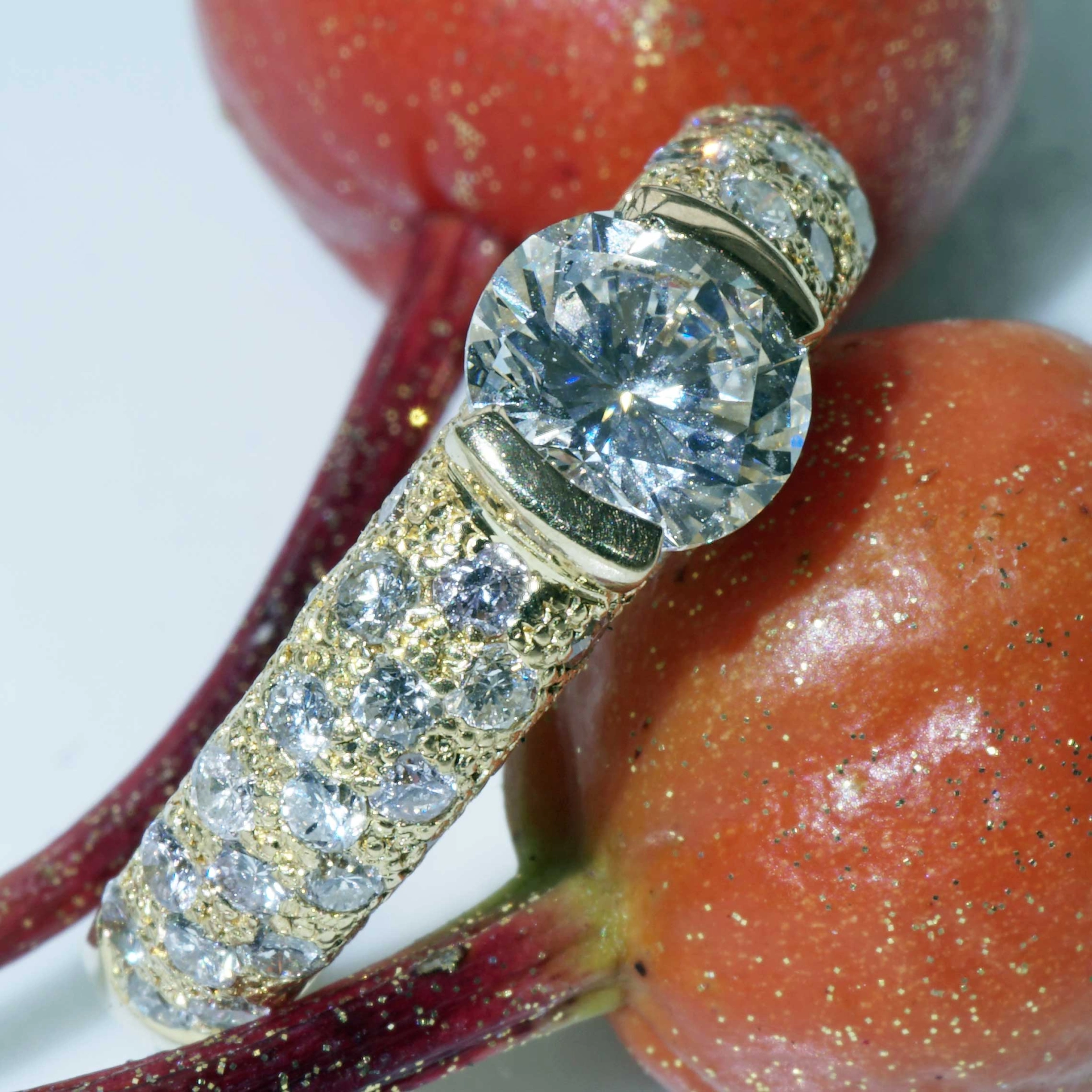 Solitaire Brilliant Ring 18 kt Yellowgold 0.847 ct TW SI nugget shaped Surface