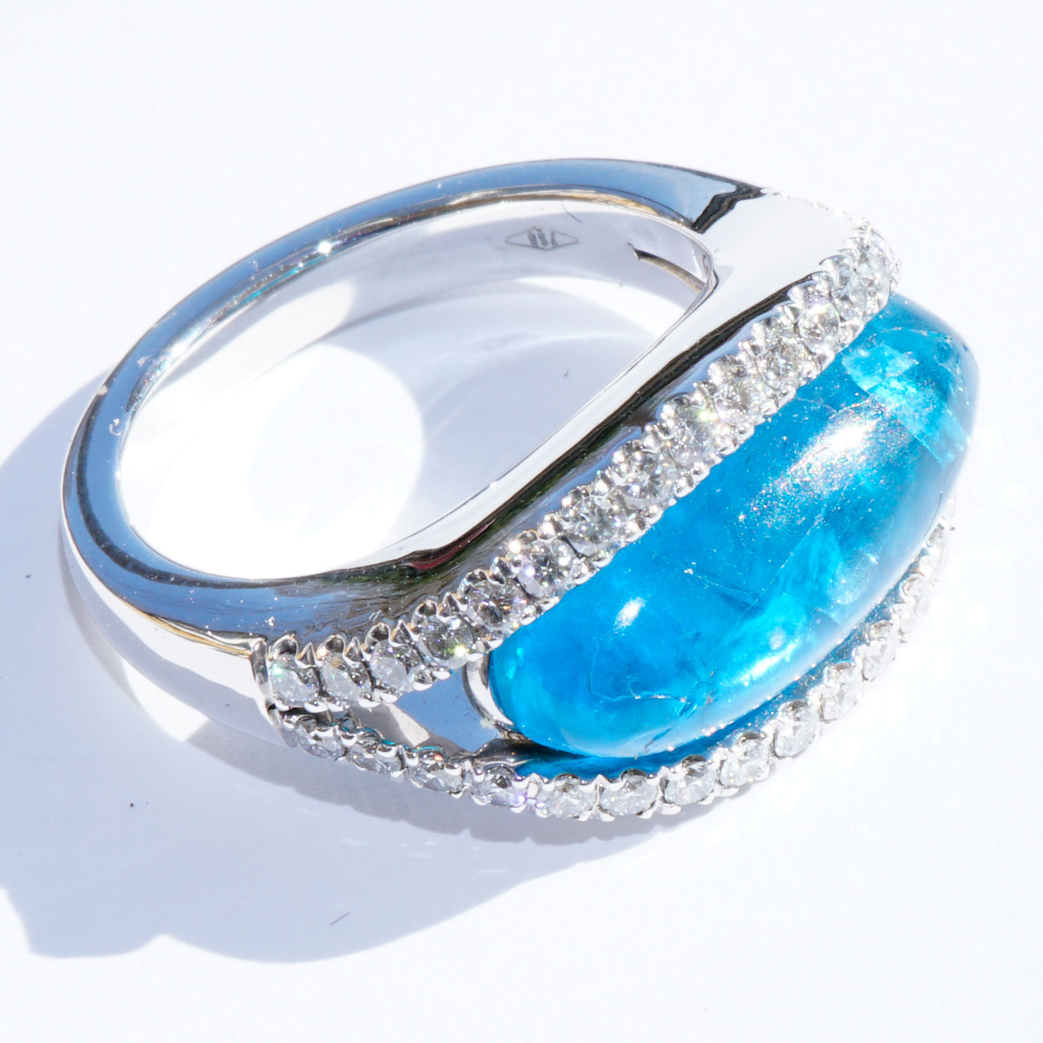 Neonblue Apatite Brilliant Ring 18 kt White Gold 7.50 ct Paraiba Color very fine Jewellery