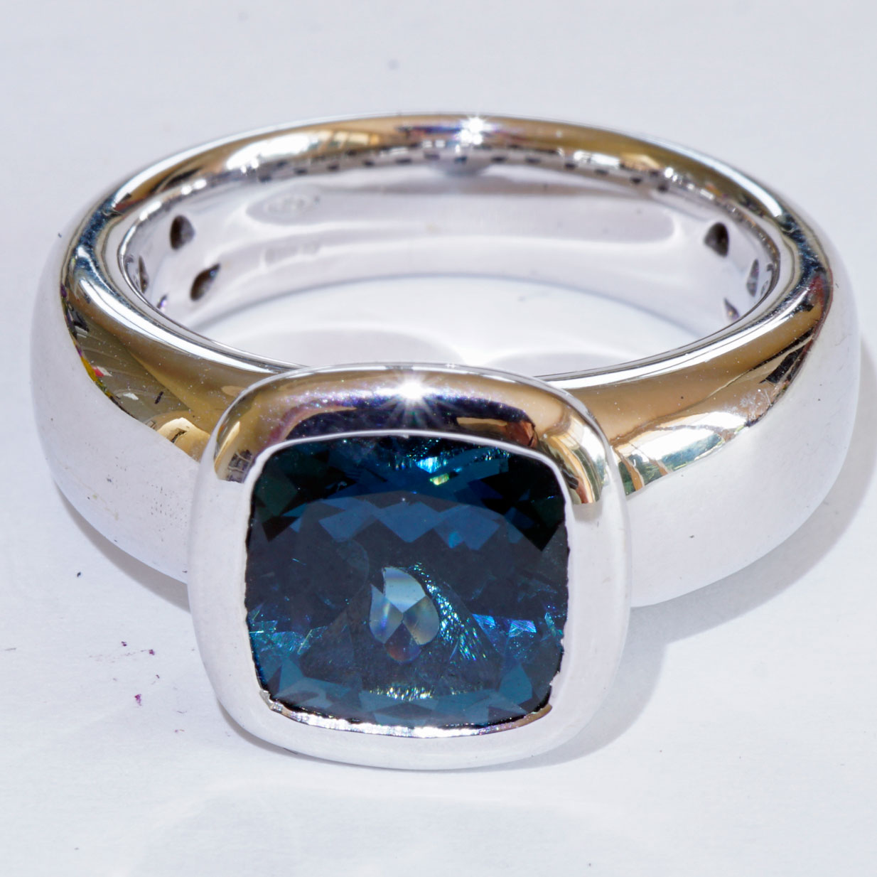 London Blue Topaz Ring 750 White Gold Valenza..... bella Italia.... small Cardinal Ring... so trendy
