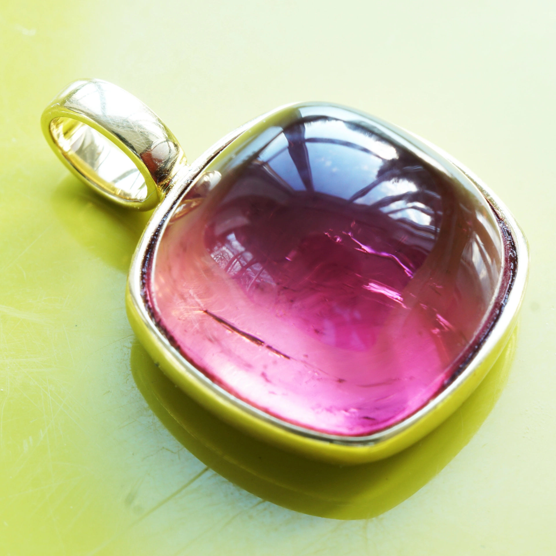 Turmalin Anhänger 750er Gelbgold 10.29 ct  AAA+ HIBISKUSROT Cabochon im Antikschliff