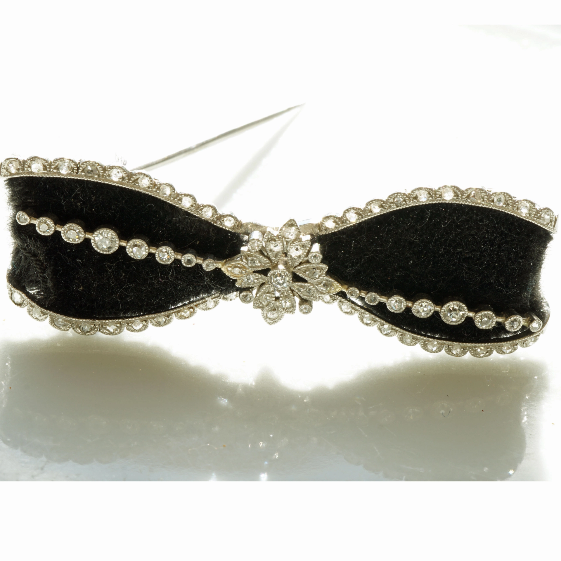 Art Deco Loop Brooche 950 Platinum around 1930...elegance and joie de vivre