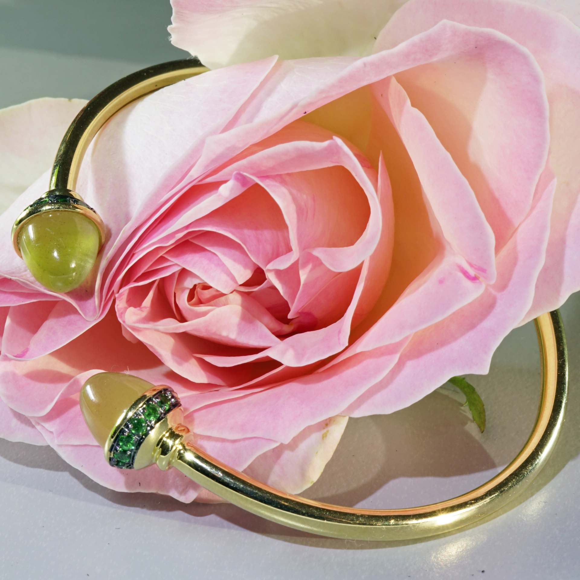 Peridot Tsavorith 18 kt Yellowgold 6.86 ct ...what a combination!