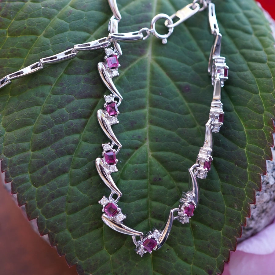 Fine Ruby-Brilliant Jewellery.. fine rubies in square cut 0.80 c.... red-pink....very elegant