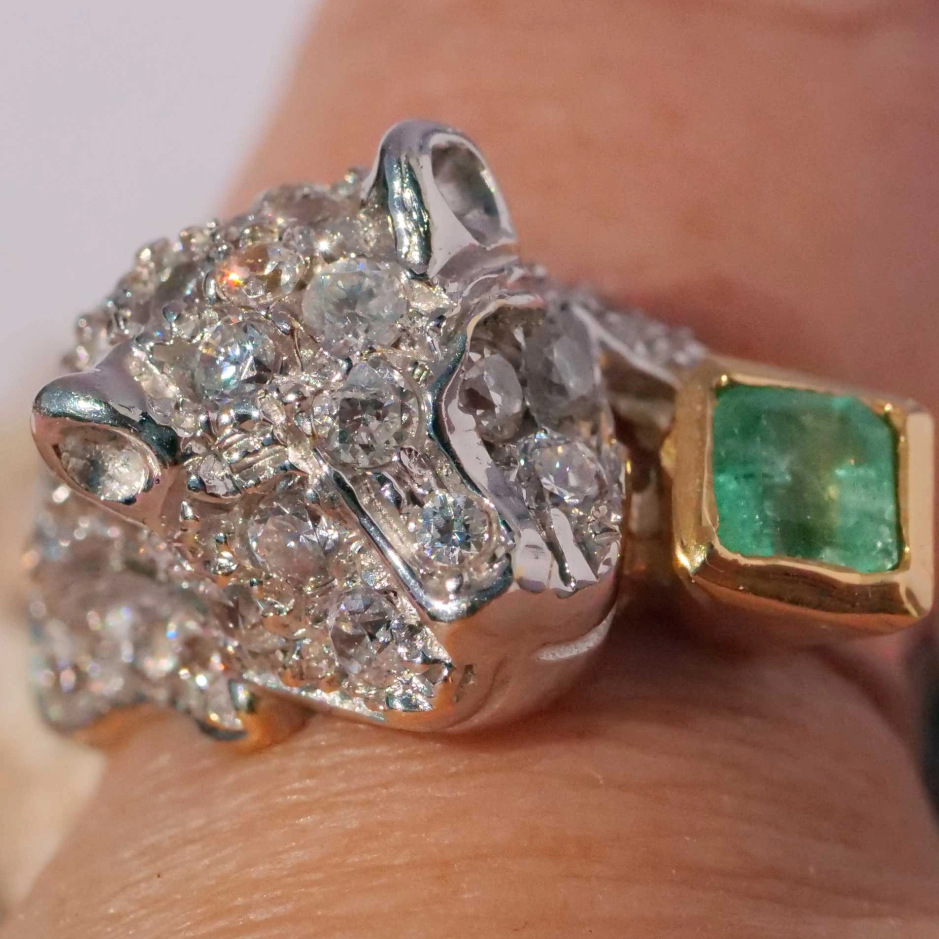 Emerald big Cat Ring 18 kt White Gold 0.25 ct beautifully designed