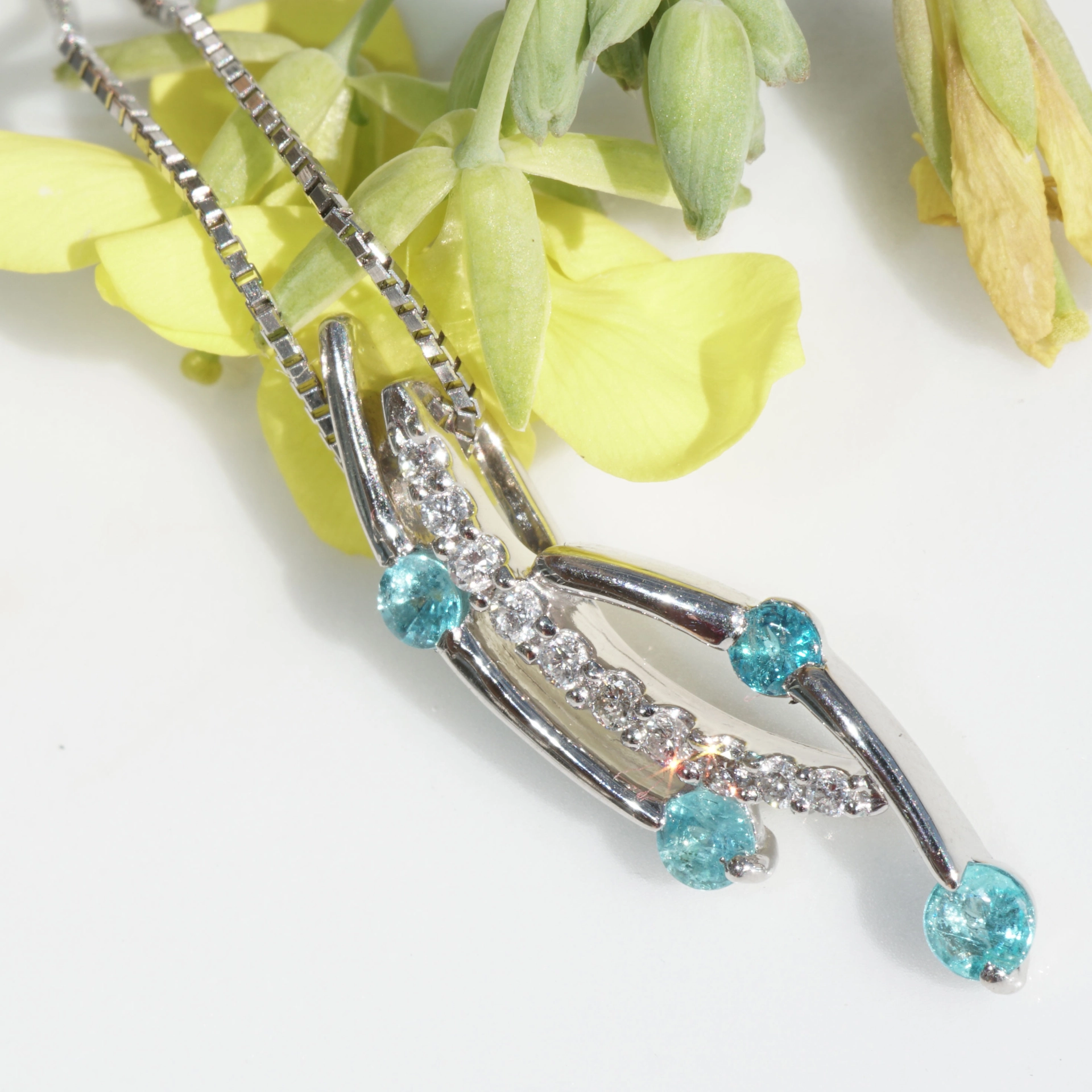 Paraiba Tourmaline Brilliant Pendant with Chain 900 Platinum....lagune Colors...