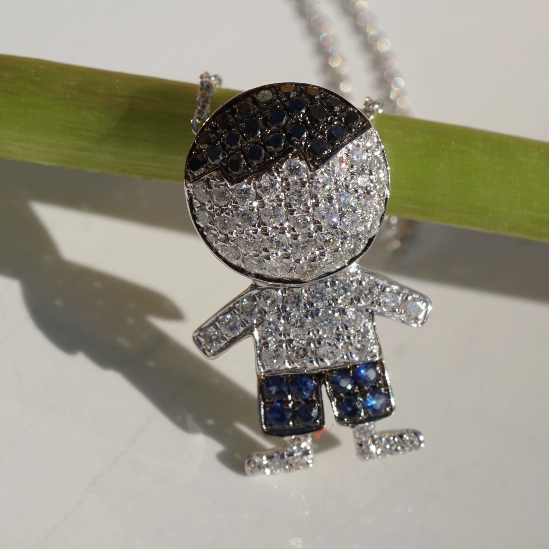 Jungen Collier 750er Weissgold Diamanten 0.45 ct blau Saphiren 0.10 ct 20 x 13 mm