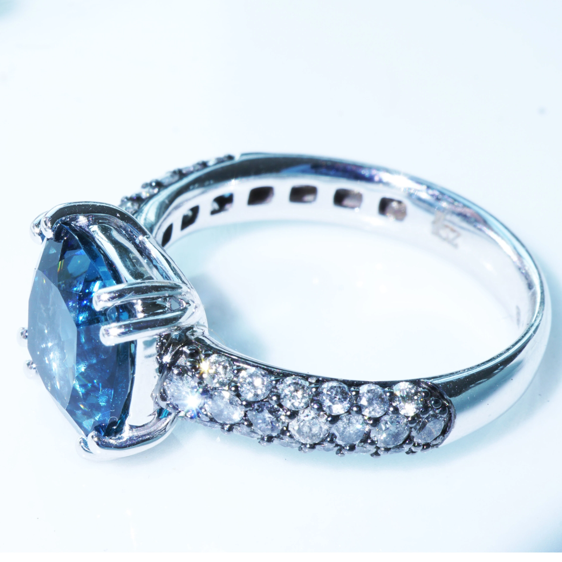 Blue and Grey....what a Cool Combination....Whitegold Ring 18 kt Topaz and Diamonds