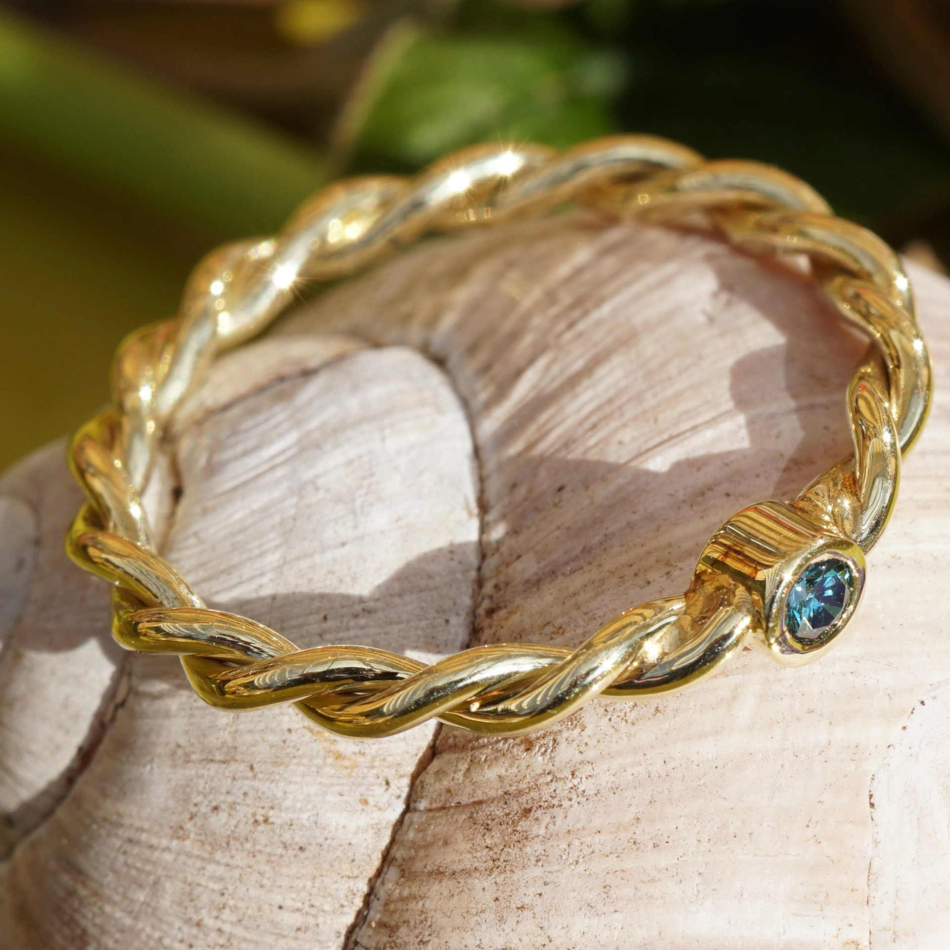 Diamond Rope Ring with blue Diamond...so cute...18kt Yellowgold