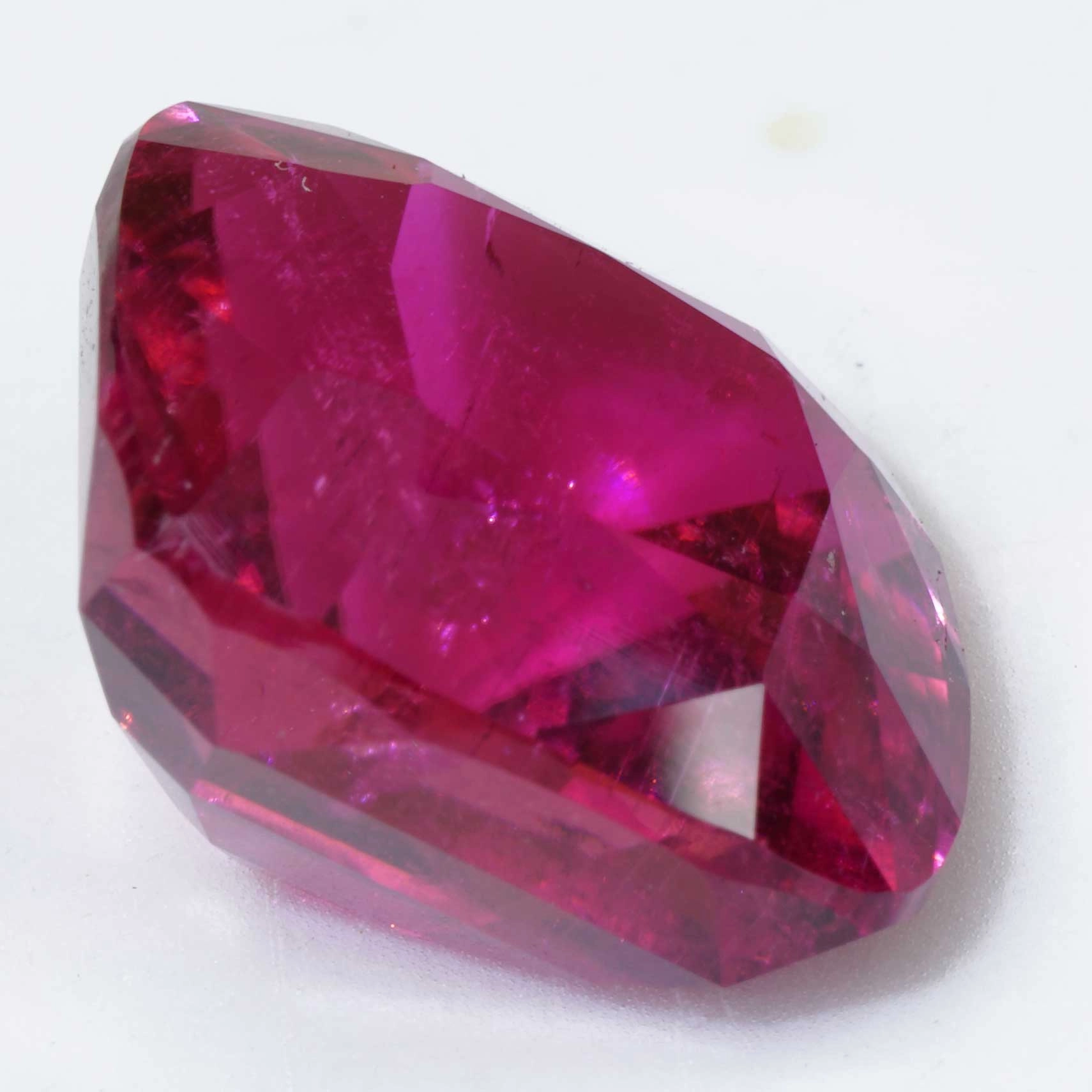 Rare Rubellite from Afghanistan 23.10 ct red-pink Exception of Luminosity AAA+