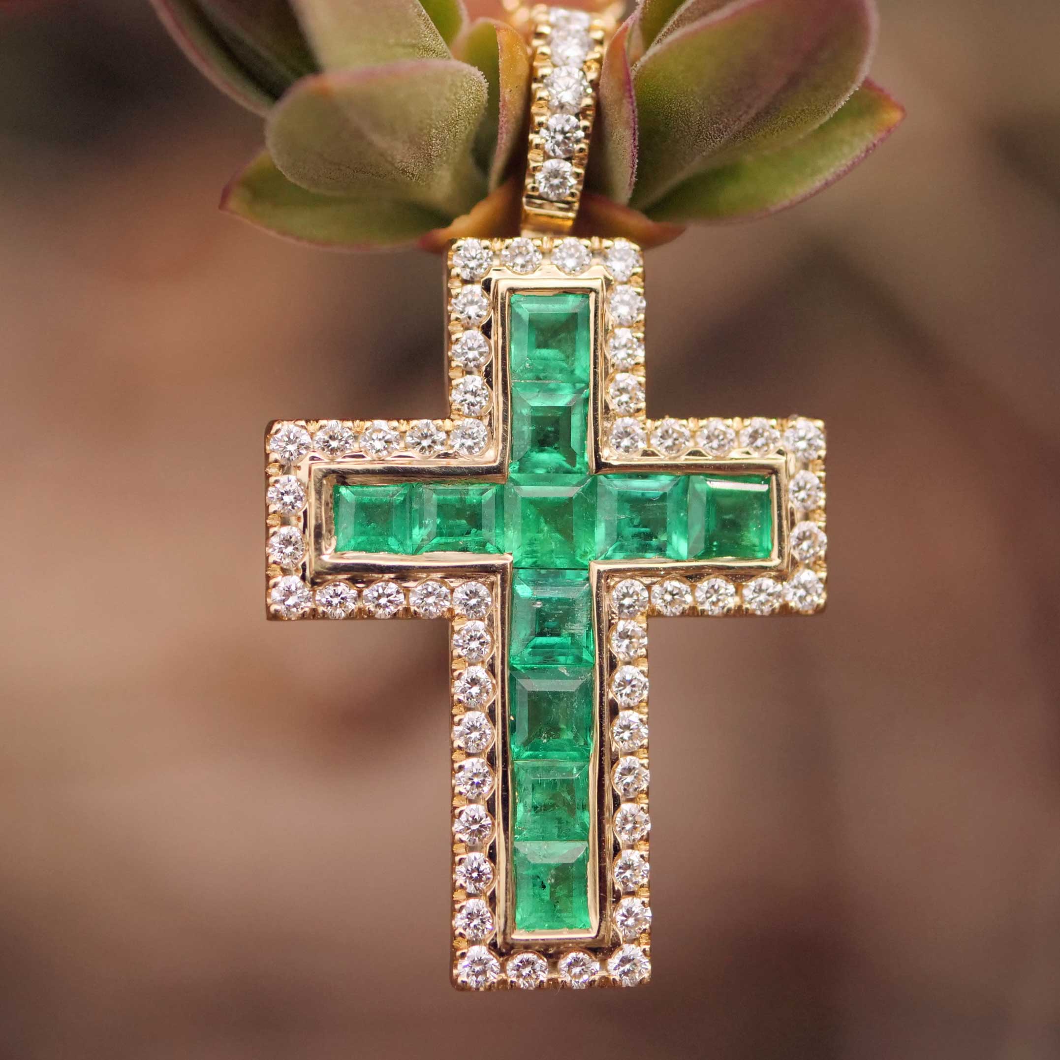 Bright Green AAA+ Panshir Emerald Brilliant Cross with Chain in 750 Yellow Gold - 0.98 ct 0.38 ct TW VS