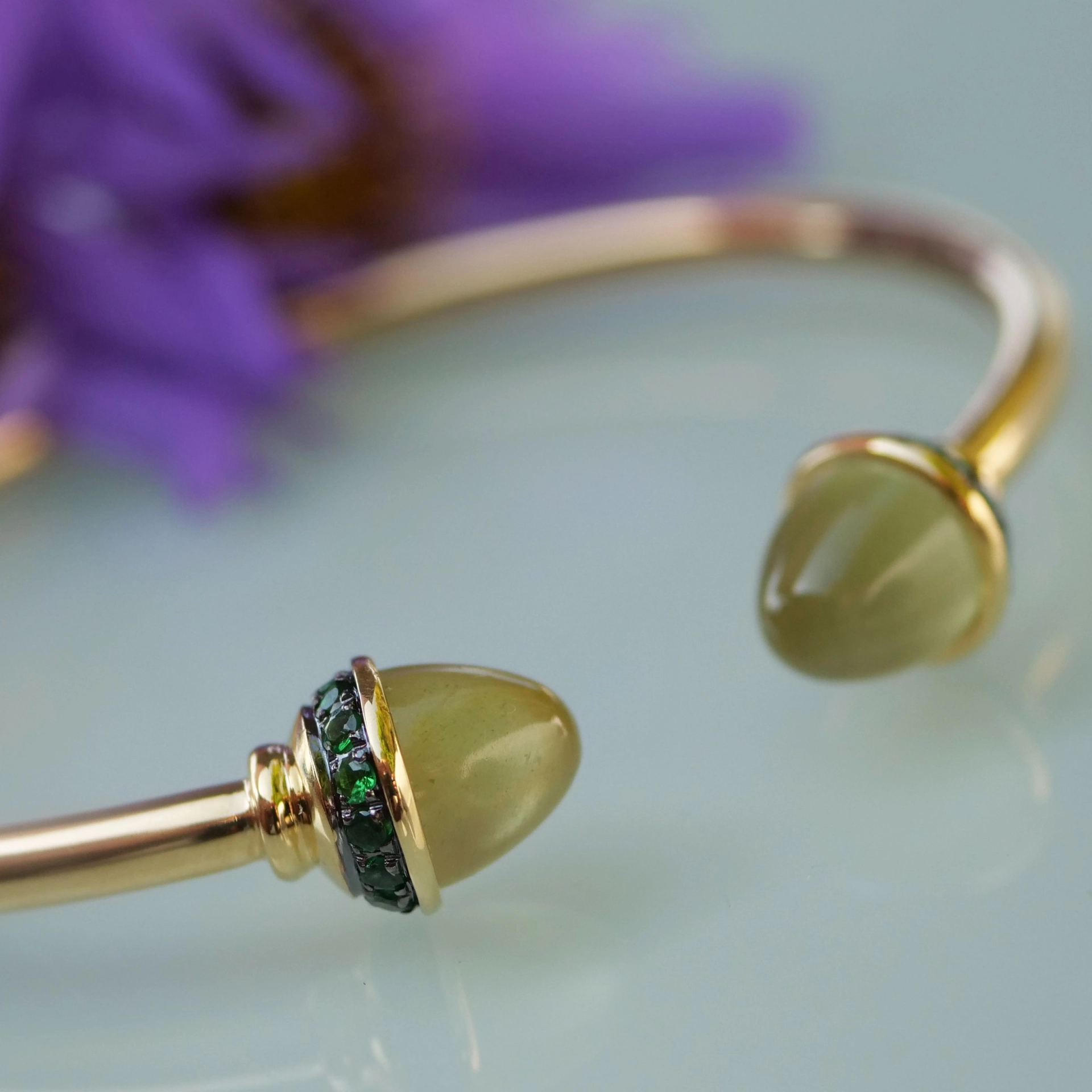 Schmuckzicke Peridot Tsavorith Armreif Gelbgold elastische Spange cooles Design