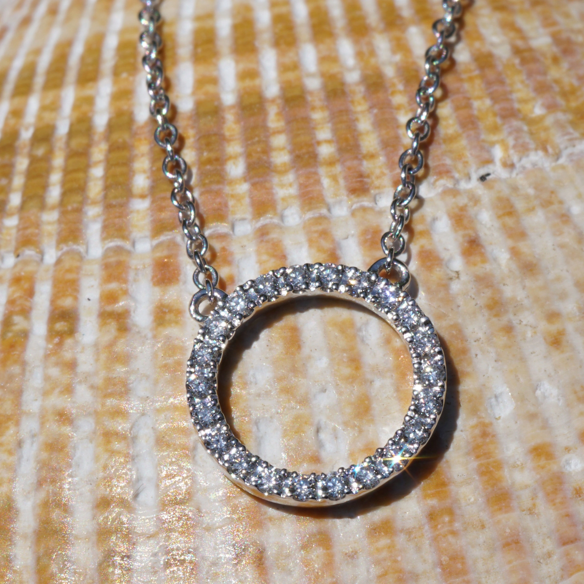 Brilliant pendant made of 750 white gold....Brilliant Circle