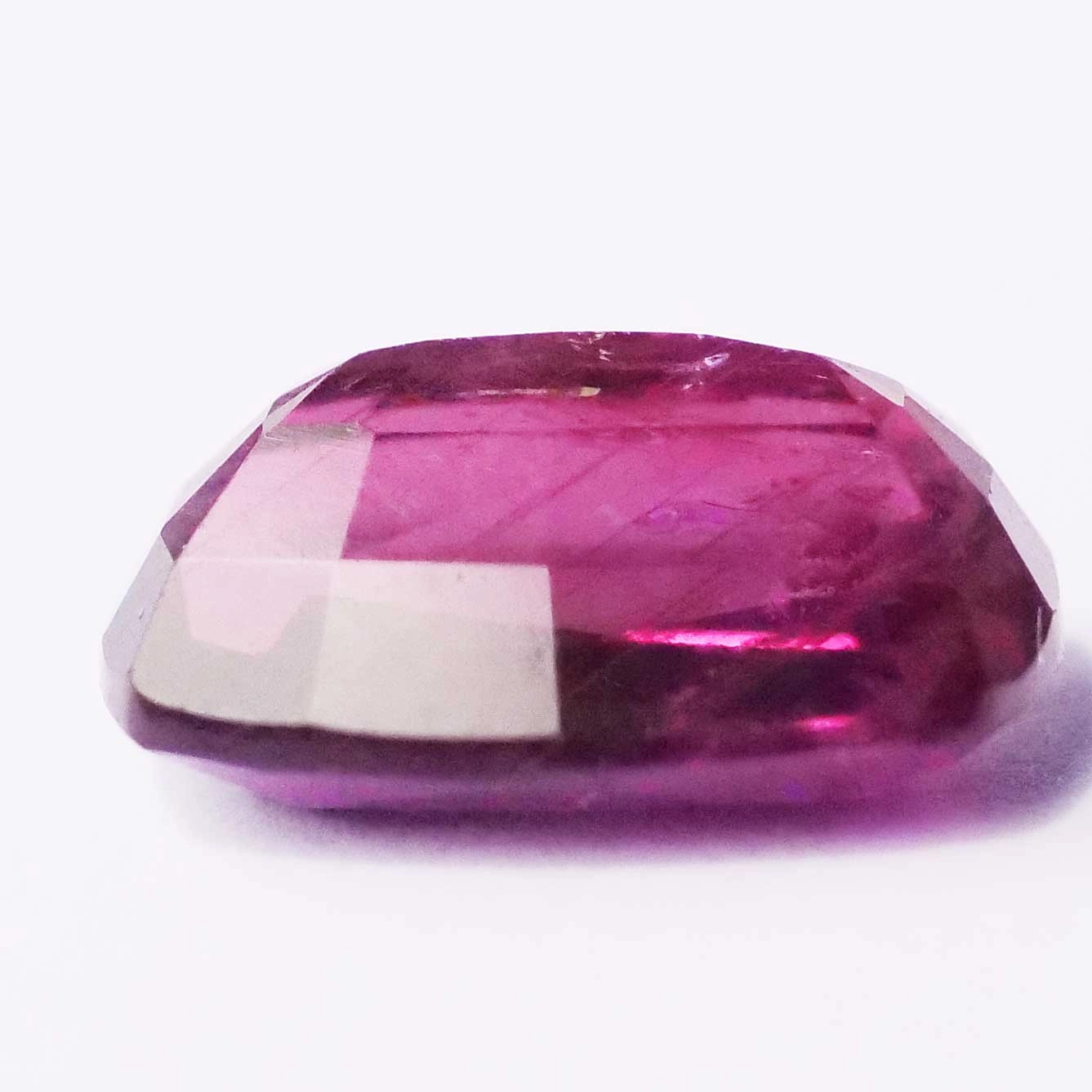 GRA certified untreated Ruby ​​(Andilamena / Madagascar) in fine ruby ​​color red/viole 1.89 ct