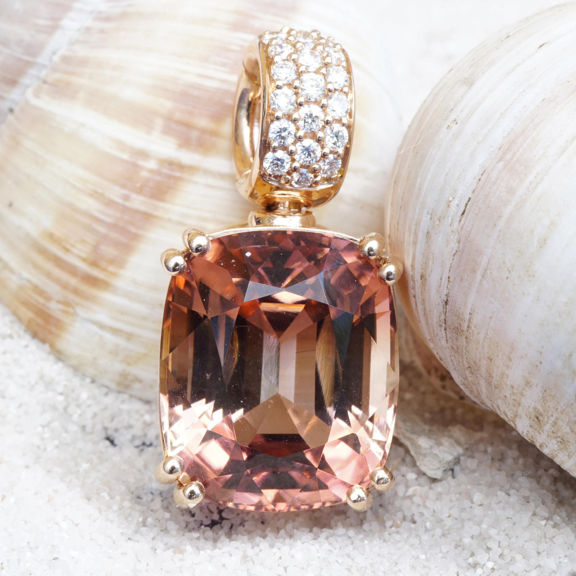 Tourmaline Brilliant Pendant in 750 Rose gold Sunset Beach Color 9.85 ct Africa/Congo