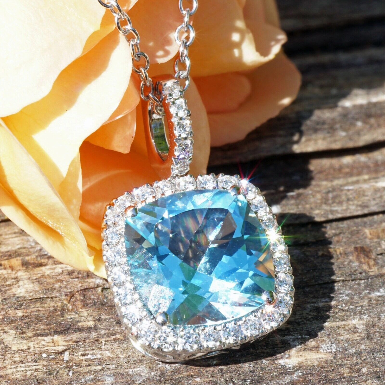 Bluetopaz Brilliant Pendant with Chain 18 kt Whitegold